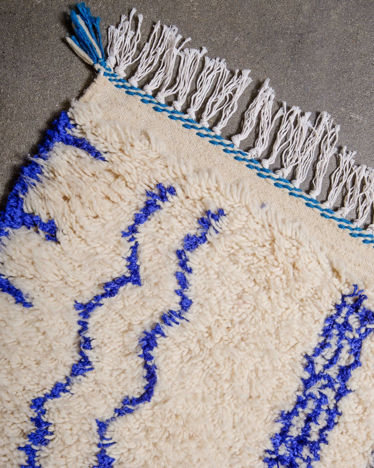 Modern designer handcrafted Berber rug from Morocco. Azilal rug with beautiful colours and patterns. Made of sheep’s wool and cotton.