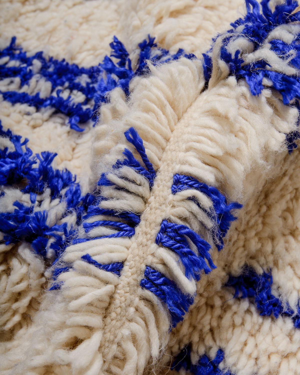 Modern designer handcrafted Berber rug from Morocco. Azilal rug with beautiful colours and patterns. Made of sheep’s wool and cotton.