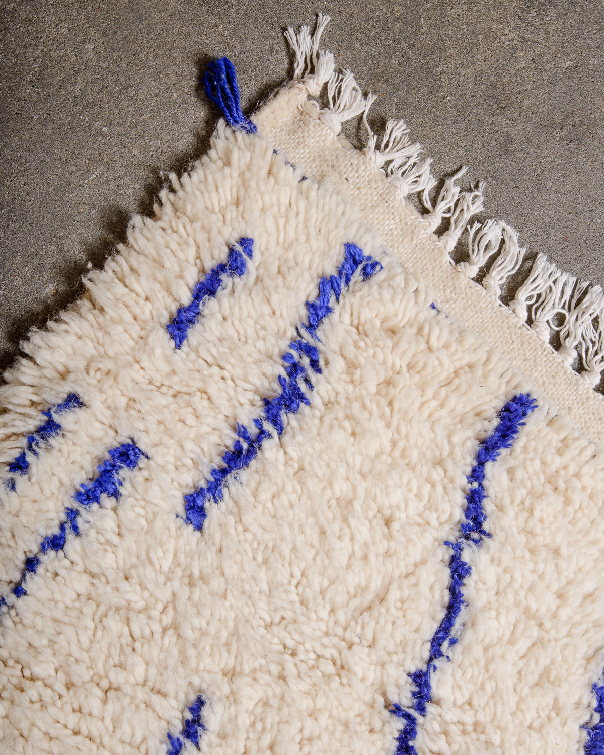 Modern designer handcrafted Berber rug from Morocco. Azilal rug with beautiful colours and patterns. Made of sheep’s wool and cotton.