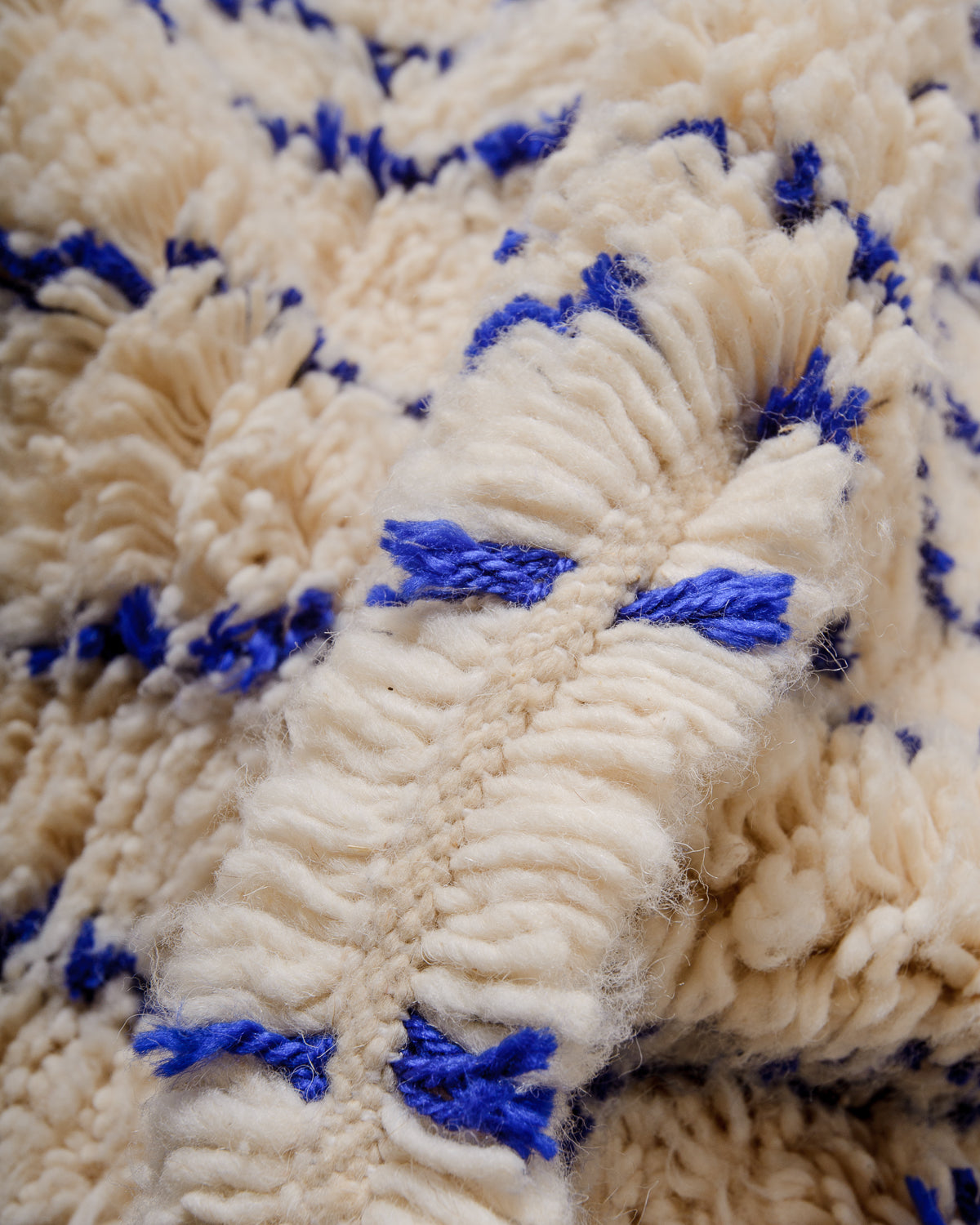 Modern designer handcrafted Berber rug from Morocco. Azilal rug with beautiful colours and patterns. Made of sheep’s wool and cotton.