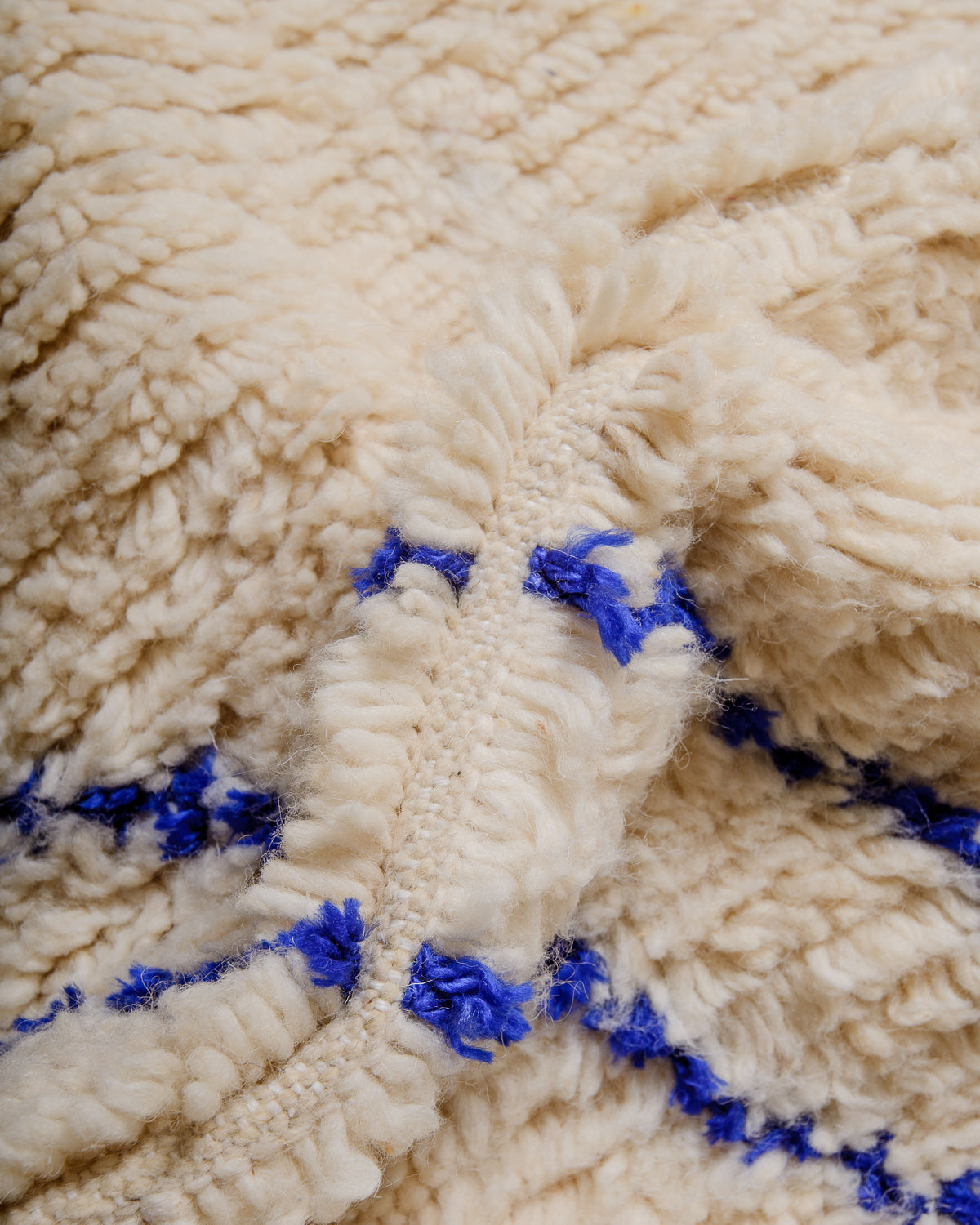 Detail of wool of Azilal rug showing woven row between the knots. 