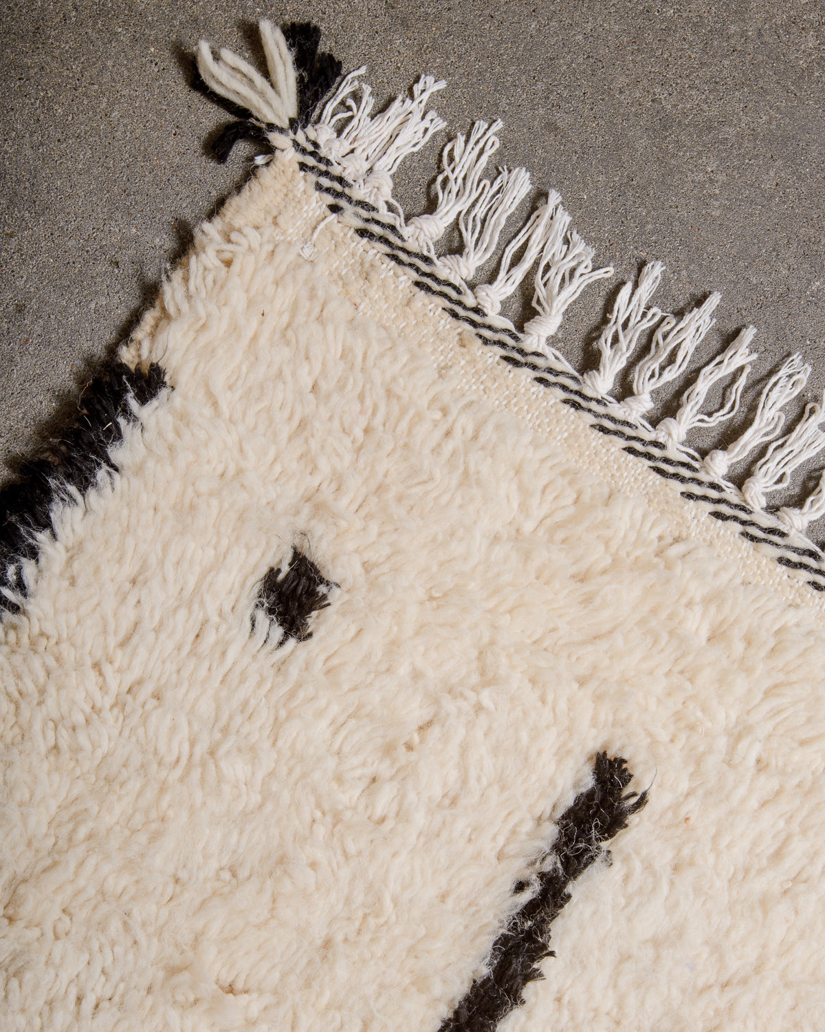 Modern designer handcrafted Berber rug from Morocco. Azilal rug with beautiful colours and patterns. Made of sheep’s wool and cotton.