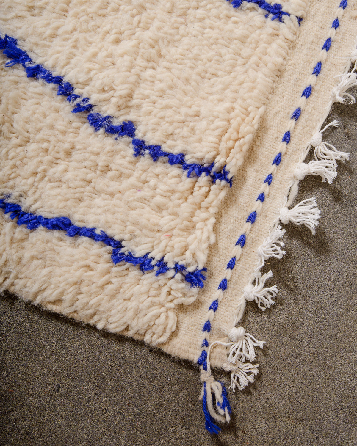 Modern designer handcrafted Berber rug from Morocco. Azilal rug with beautiful colours and patterns. Made of sheep’s wool and cotton.