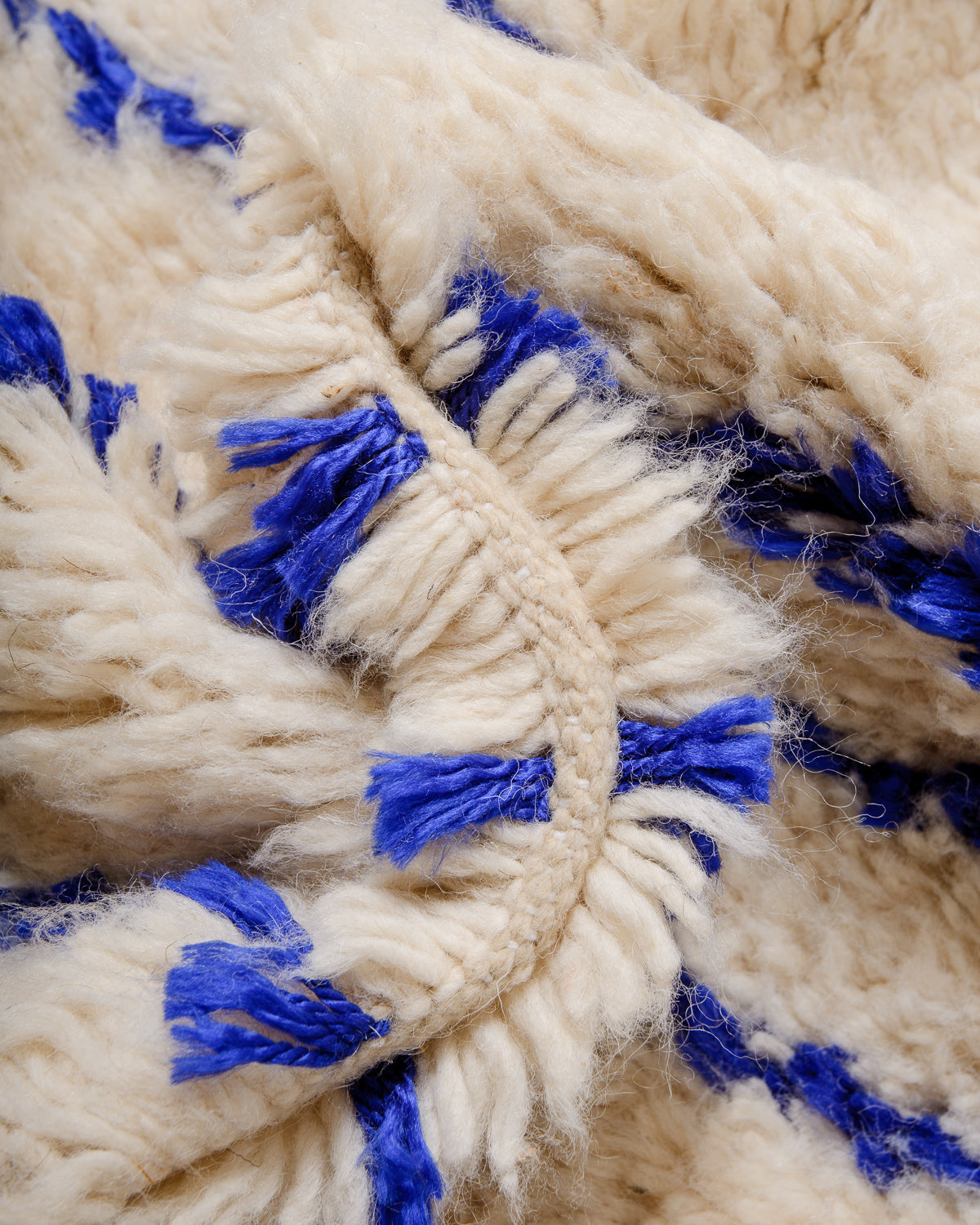 Modern designer handcrafted Berber rug from Morocco. Azilal rug with beautiful colours and patterns. Made of sheep’s wool and cotton.