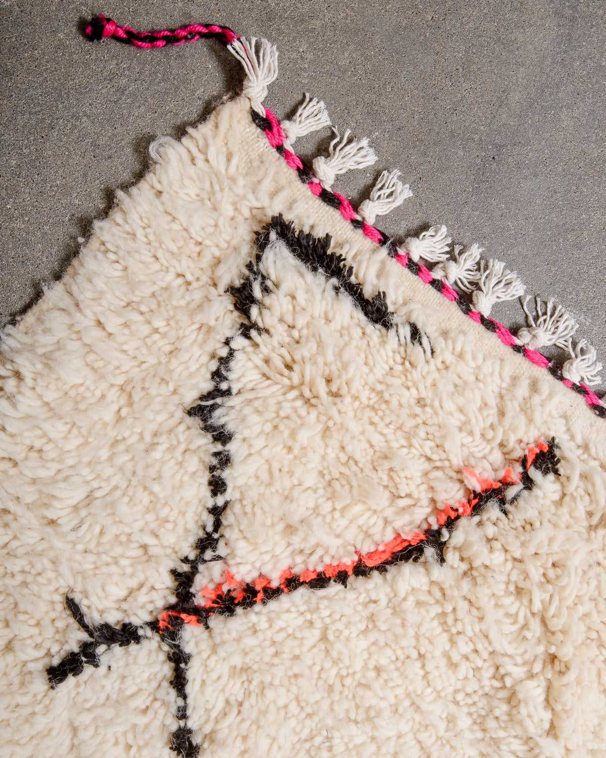 Modern designer handcrafted Berber rug from Morocco. Azilal rug with beautiful colours and patterns. Made of sheep’s wool and cotton.