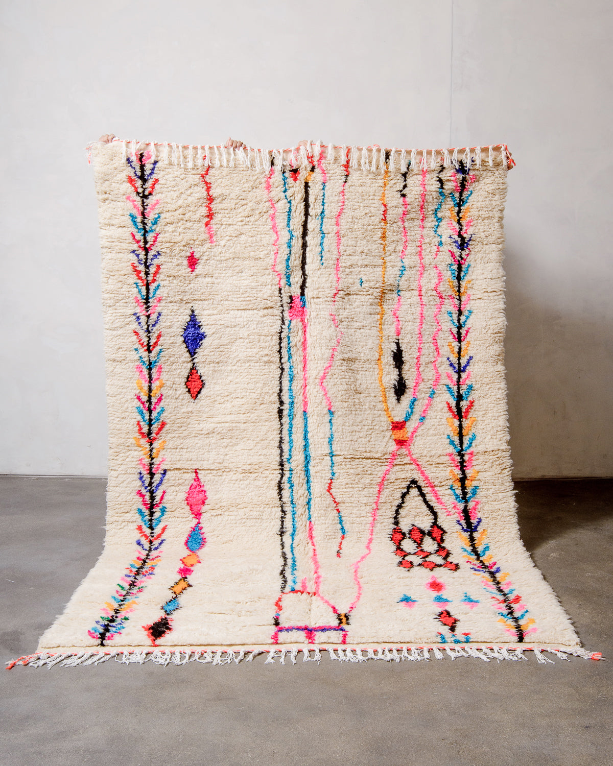 Modern designer handcrafted Berber rug from Morocco. Azilal rug with beautiful colours and patterns. Made of sheep’s wool and cotton.