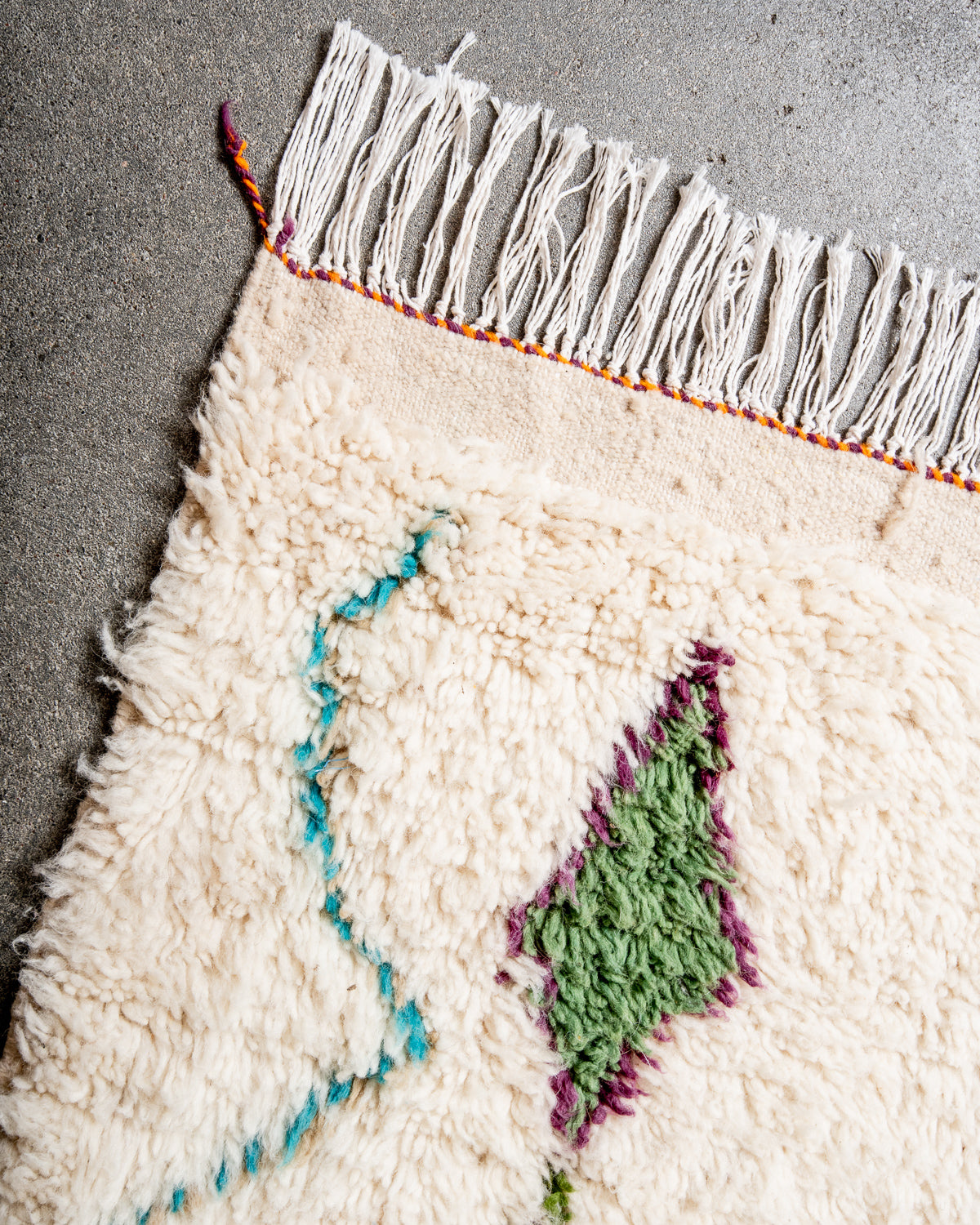 Modern designer handcrafted Berber rug from Morocco. Azilal rug with beautiful colors and patterns. Made of sheep’s wool and colourful cotton.