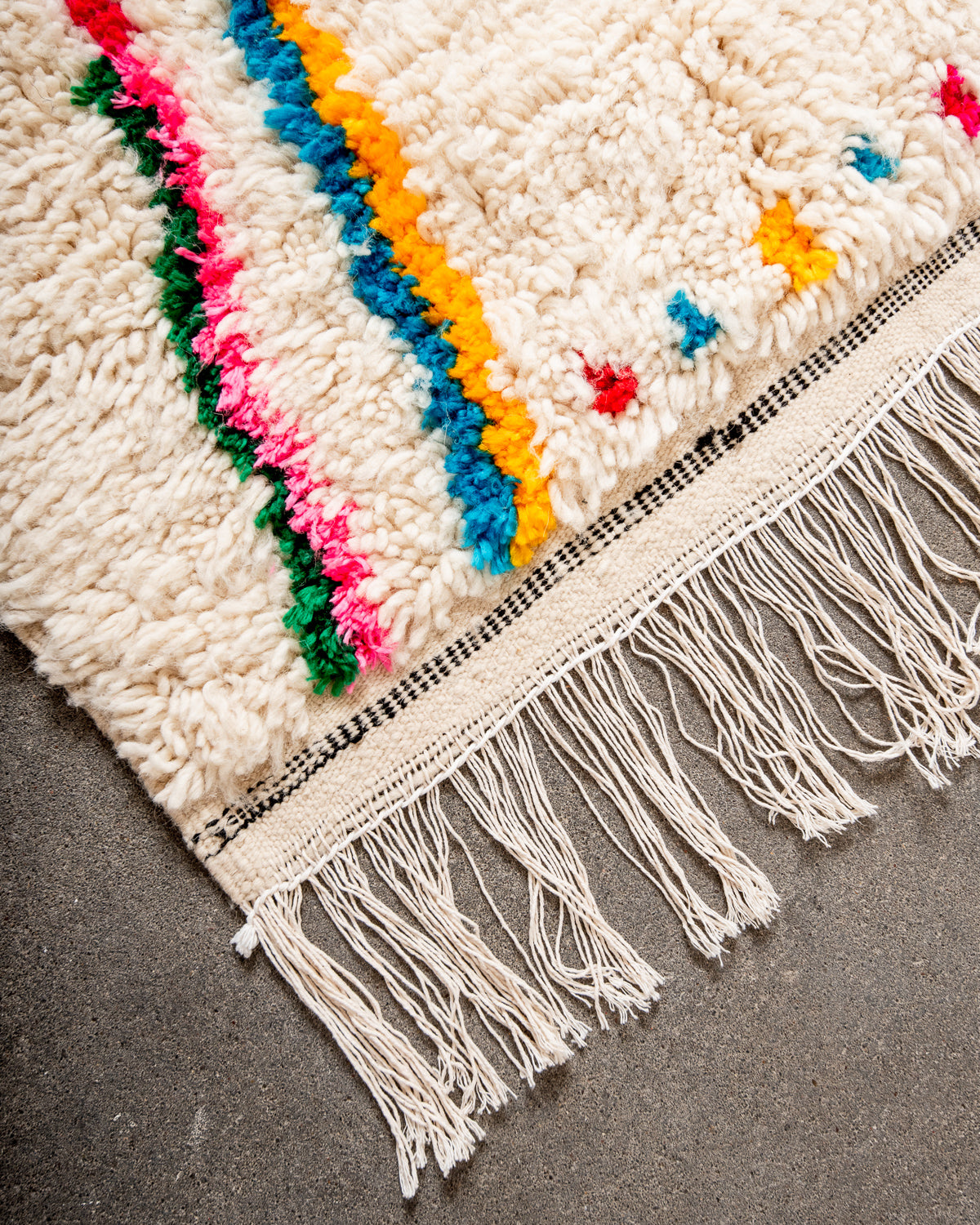 Modern designer handcrafted Berber rug from Morocco. Azilal rug with beautiful colors and patterns. Made of sheep’s wool and colourful cotton.