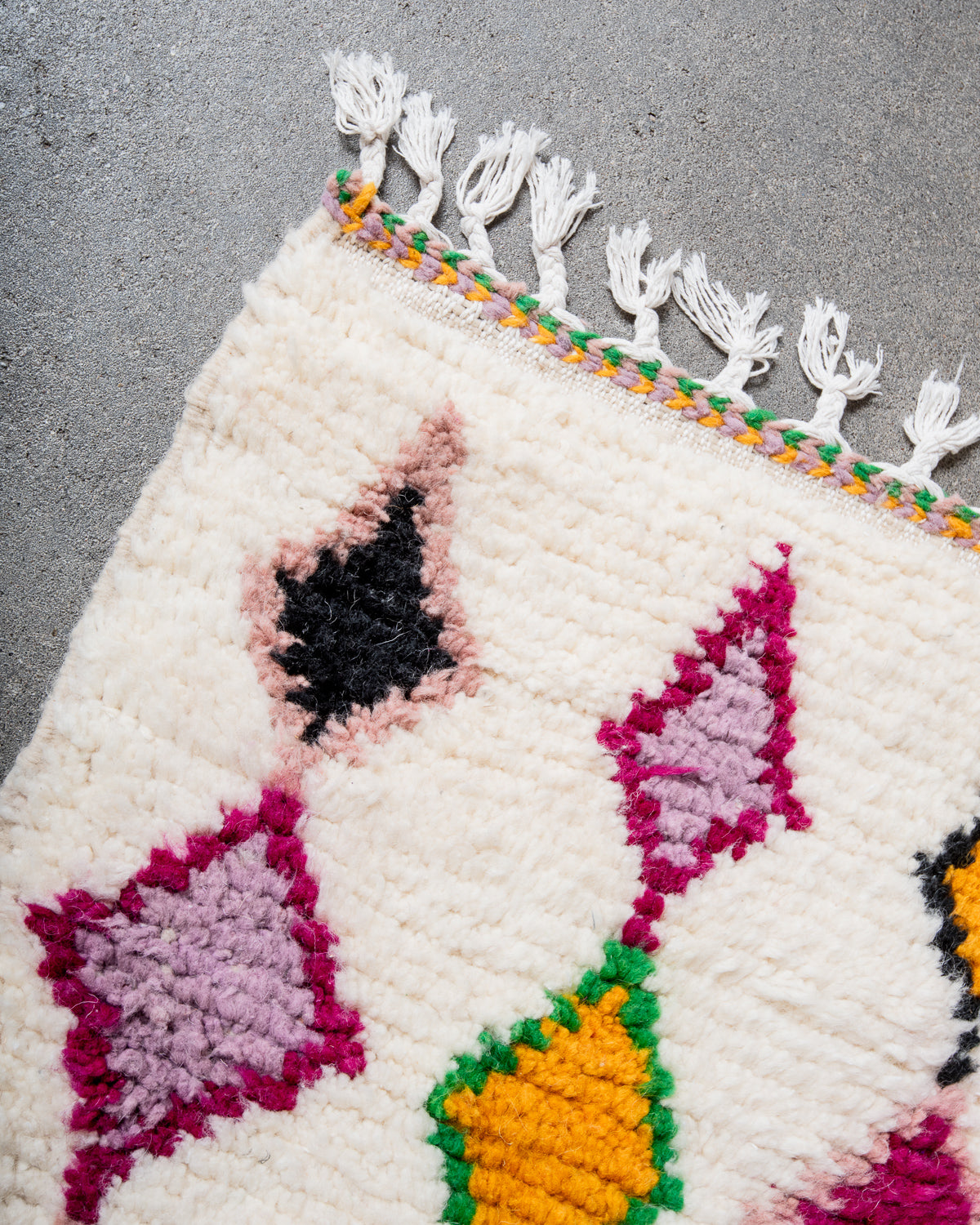 Modern designer handcrafted Berber rug from Morocco. Azilal rug with beautiful colors and patterns. Made of sheep’s wool and colourful cotton.
