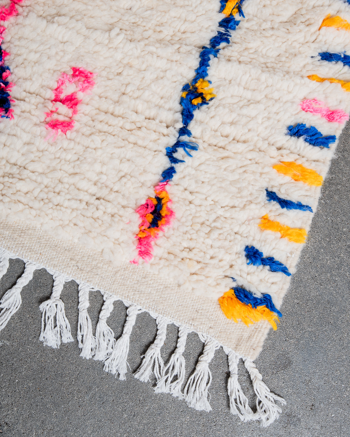 Modern designer handcrafted Berber rug from Morocco. Azilal rug with beautiful colors and patterns. Made of sheep’s wool and colourful cotton.