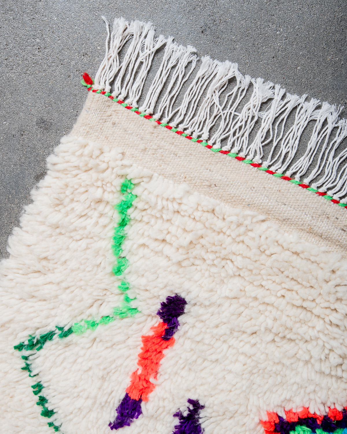 Modern designer handcrafted Berber rug from Morocco. Azilal rug with beautiful colors and patterns. Made of sheep’s wool and colourful cotton.