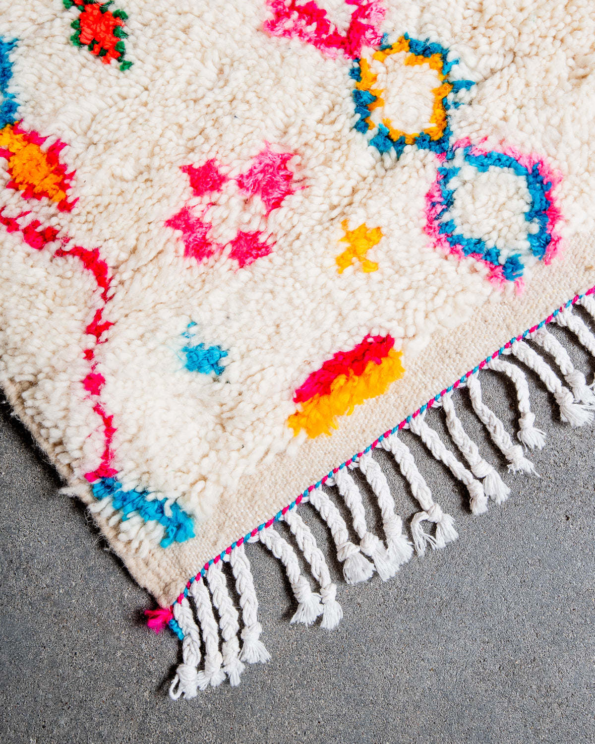 Modern designer handcrafted Berber rug from Morocco. Azilal rug with beautiful colors and patterns. Made of sheep’s wool and colourful cotton.