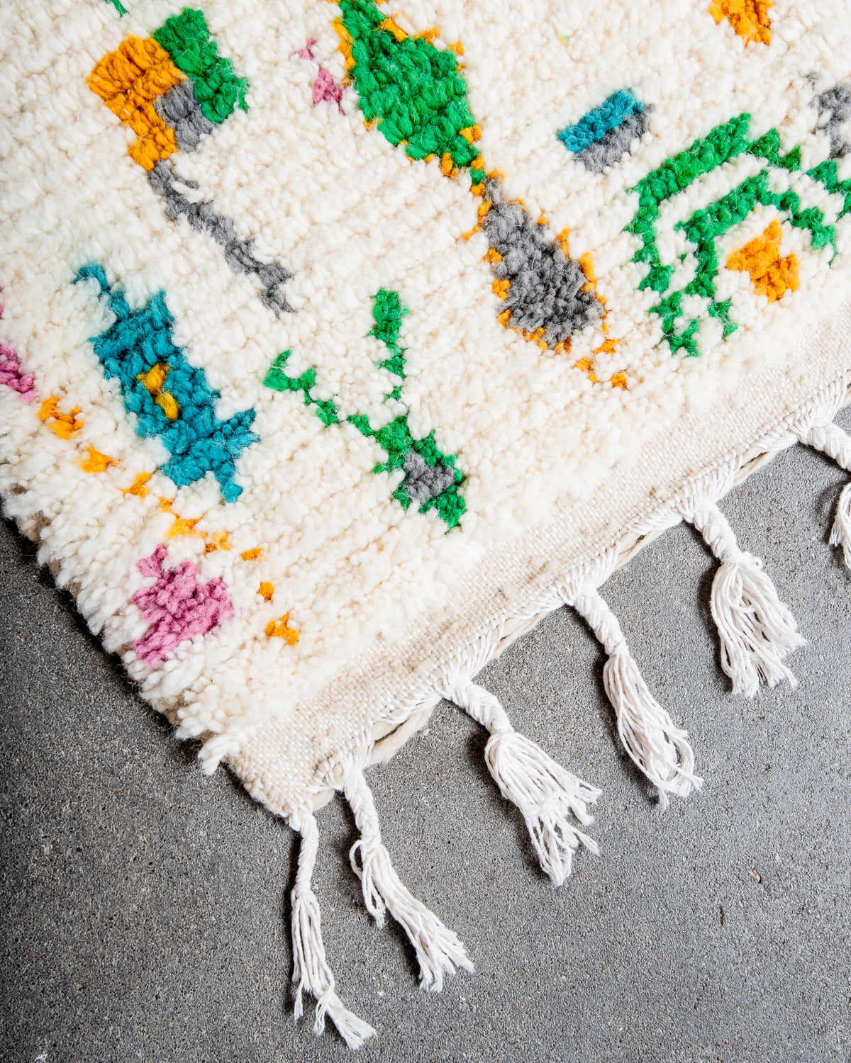 Modern designer handcrafted Berber rug from Morocco. Azilal rug with beautiful colors and patterns. Made of sheep’s wool and colourful cotton.