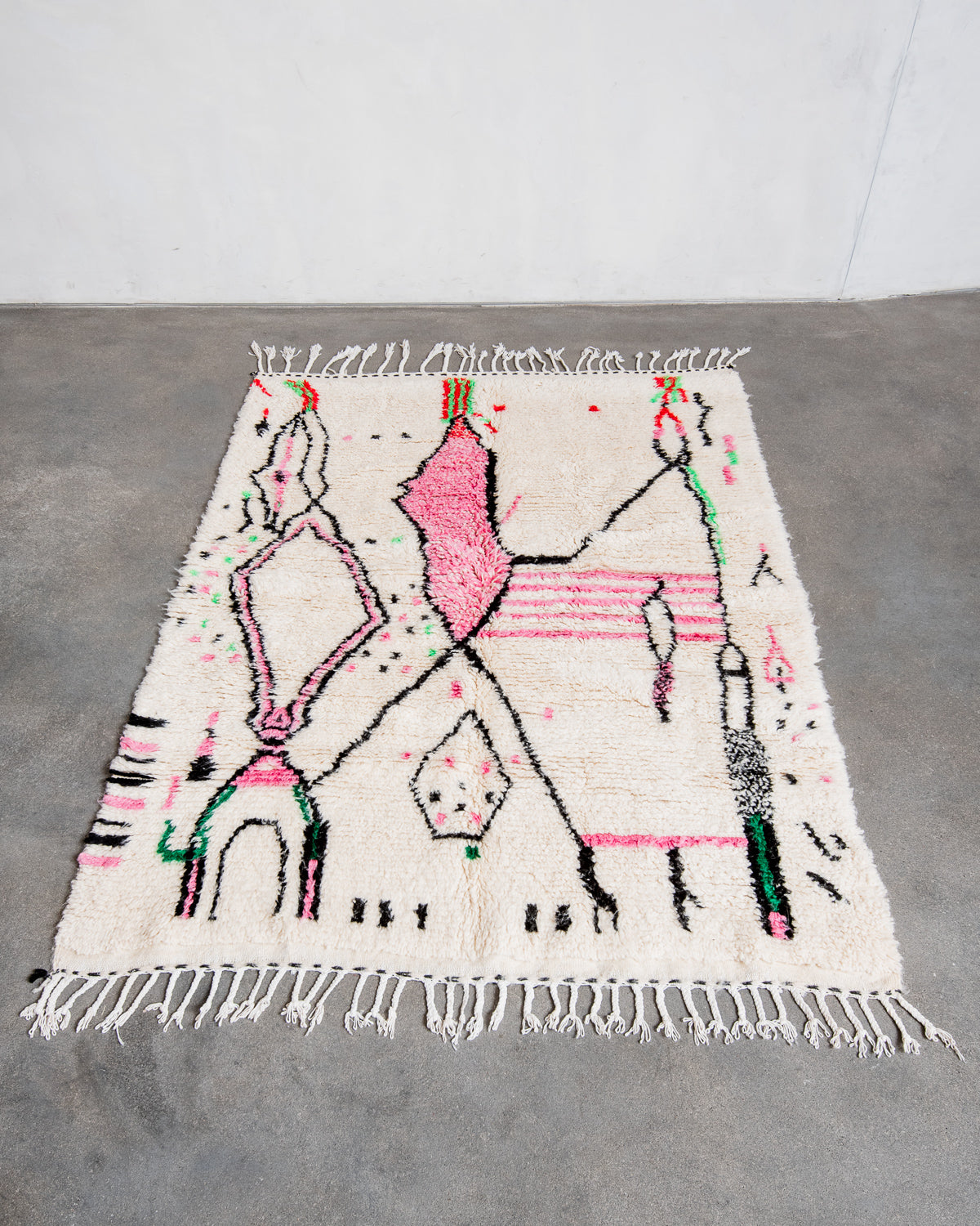 Modern designer handcrafted Berber rug from Morocco. Azilal rug with beautiful colors and patterns. Made of sheep’s wool and colourful cotton.