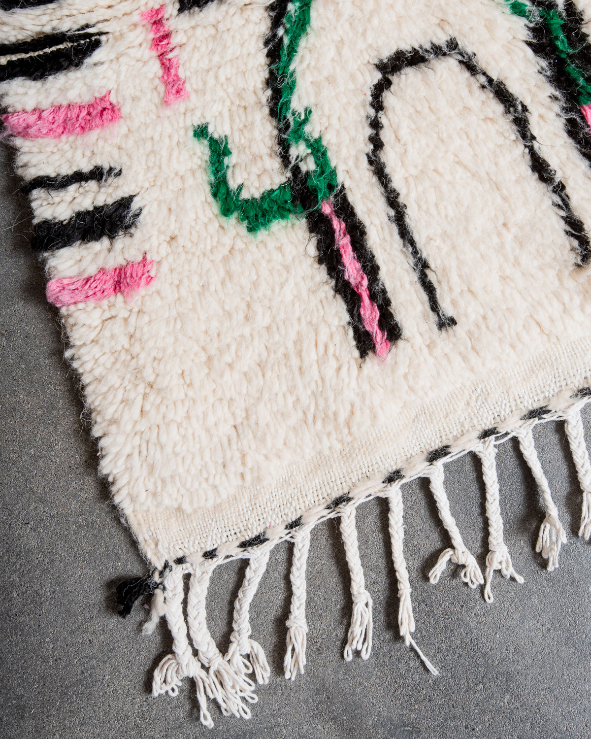 Modern designer handcrafted Berber rug from Morocco. Azilal rug with beautiful colors and patterns. Made of sheep’s wool and colourful cotton.