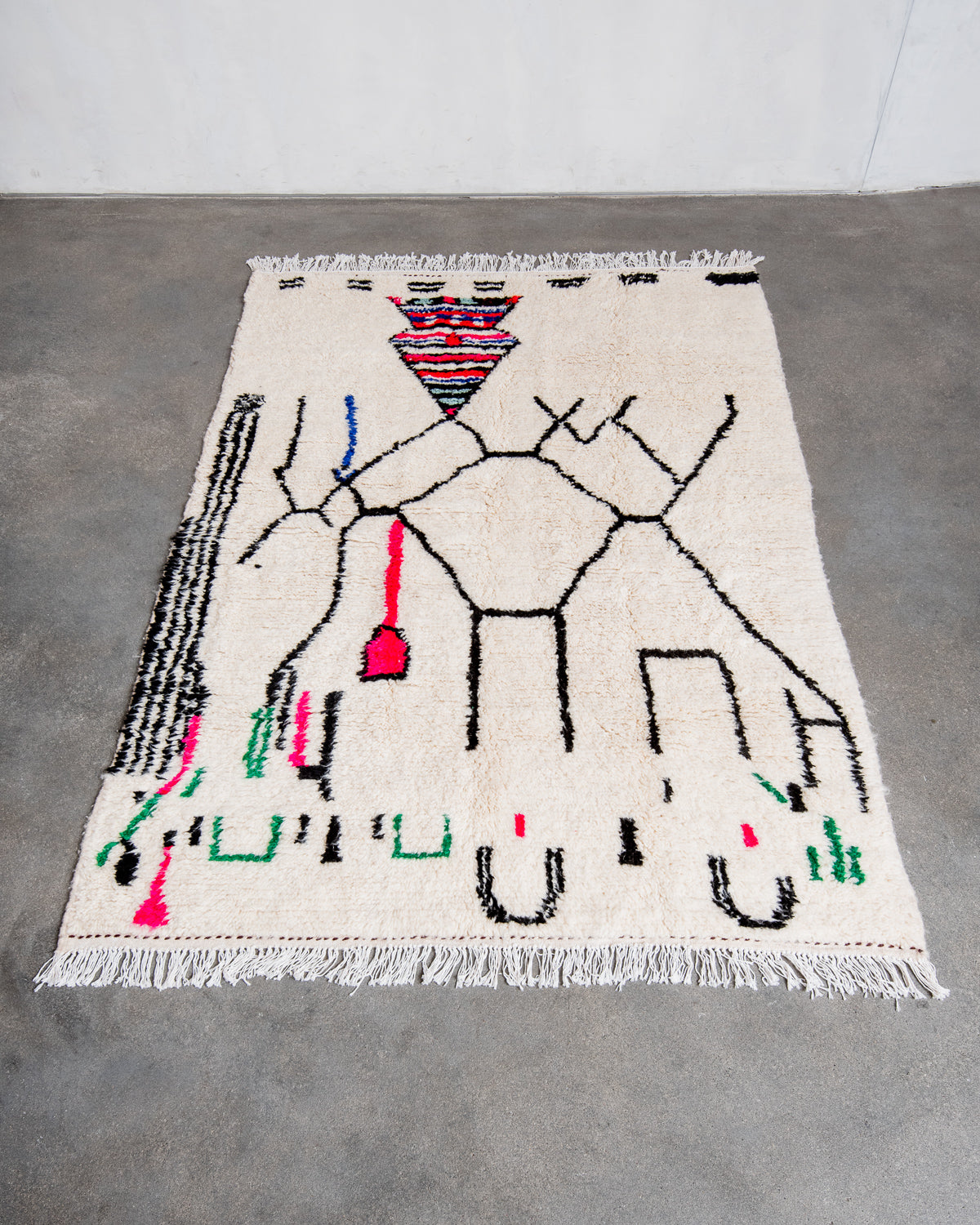 Modern designer handcrafted Berber rug from Morocco. Azilal rug with beautiful colors and patterns. Made of sheep’s wool and colourful cotton.