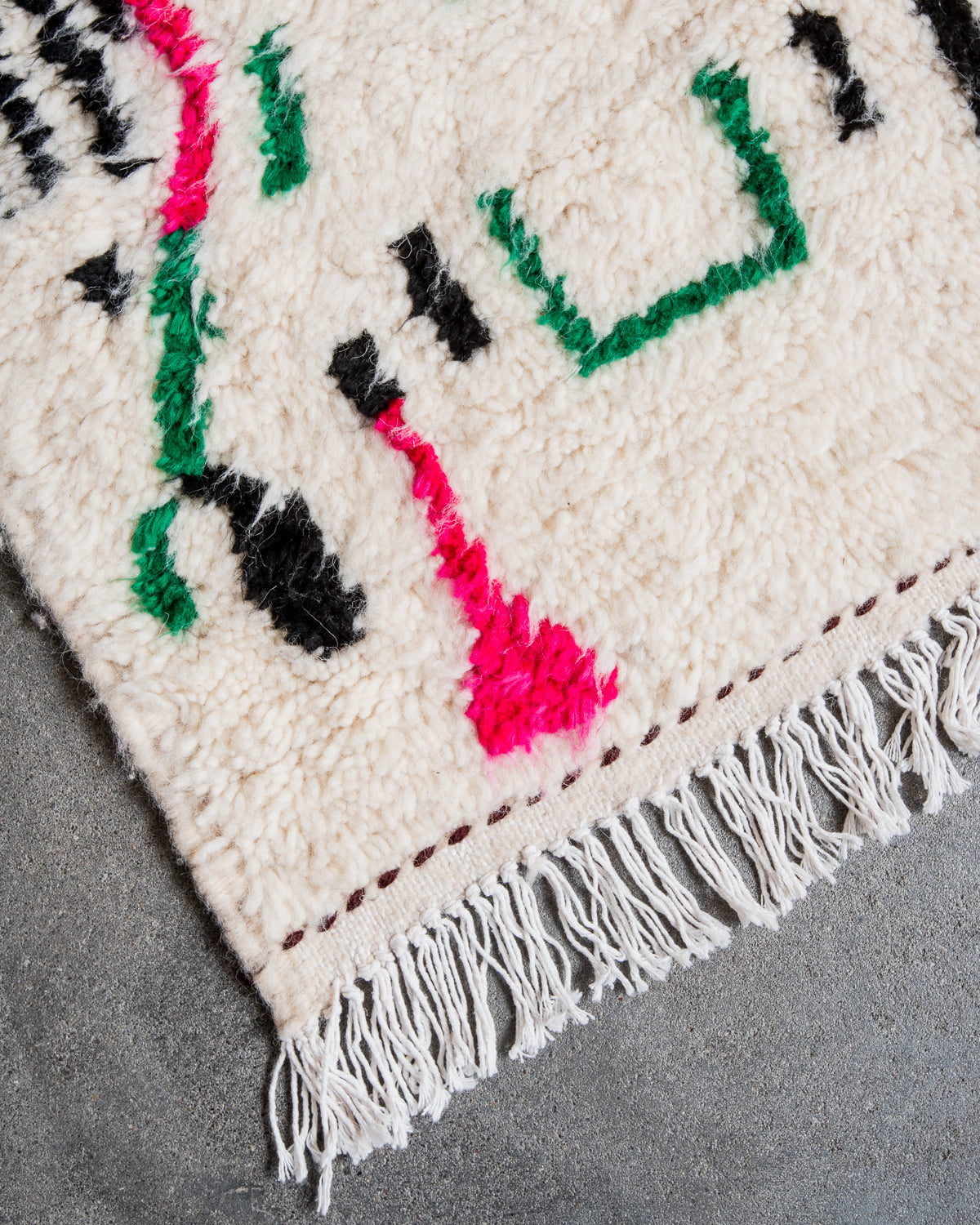 Modern designer handcrafted Berber rug from Morocco. Azilal rug with beautiful colors and patterns. Made of sheep’s wool and colourful cotton.