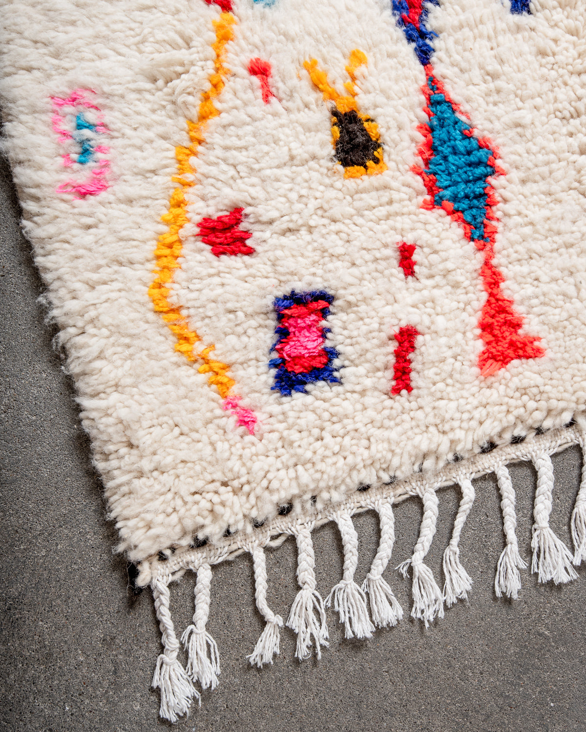 Modern designer handcrafted Berber rug from Morocco. Azilal rug with beautiful colors and patterns. Made of sheep’s wool and colourful cotton.