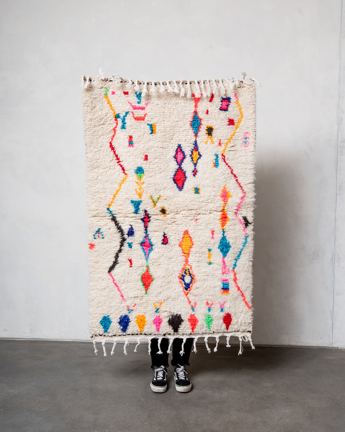 Modern designer handcrafted Berber rug from Morocco. Azilal rug with beautiful colors and patterns. Made of sheep’s wool and colourful cotton.