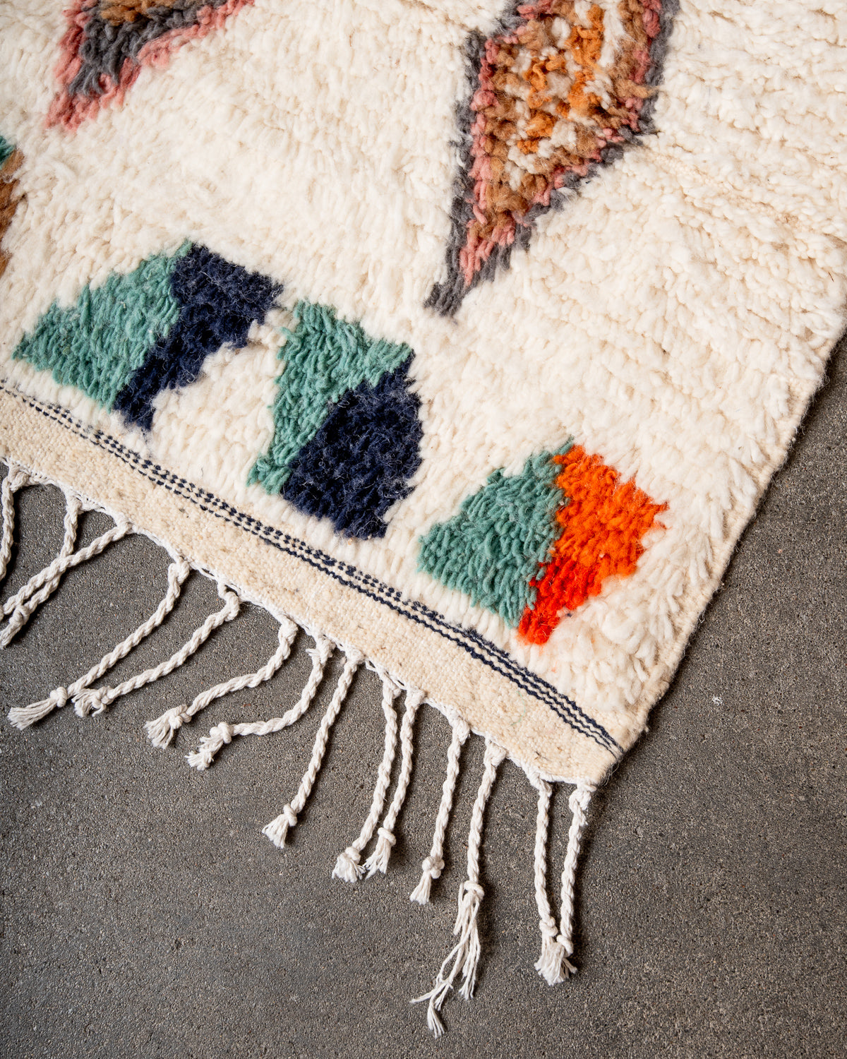 Modern designer handcrafted Berber rug from Morocco. Azilal rug with beautiful colors and patterns. Made of sheep’s wool and colourful cotton.