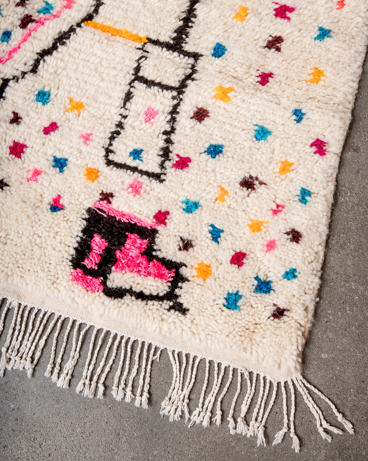 Modern designer handcrafted Berber rug from Morocco. Azilal rug with beautiful colors and patterns. Made of sheep’s wool and colourful cotton.