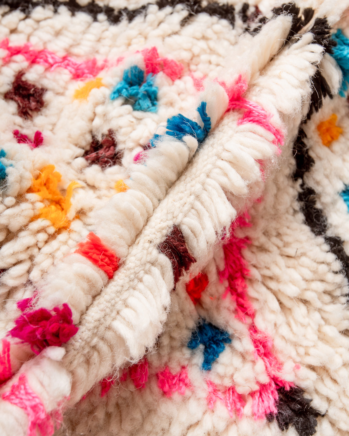 Modern designer handcrafted Berber rug from Morocco. Azilal rug with beautiful colors and patterns. Made of sheep’s wool and colourful cotton.