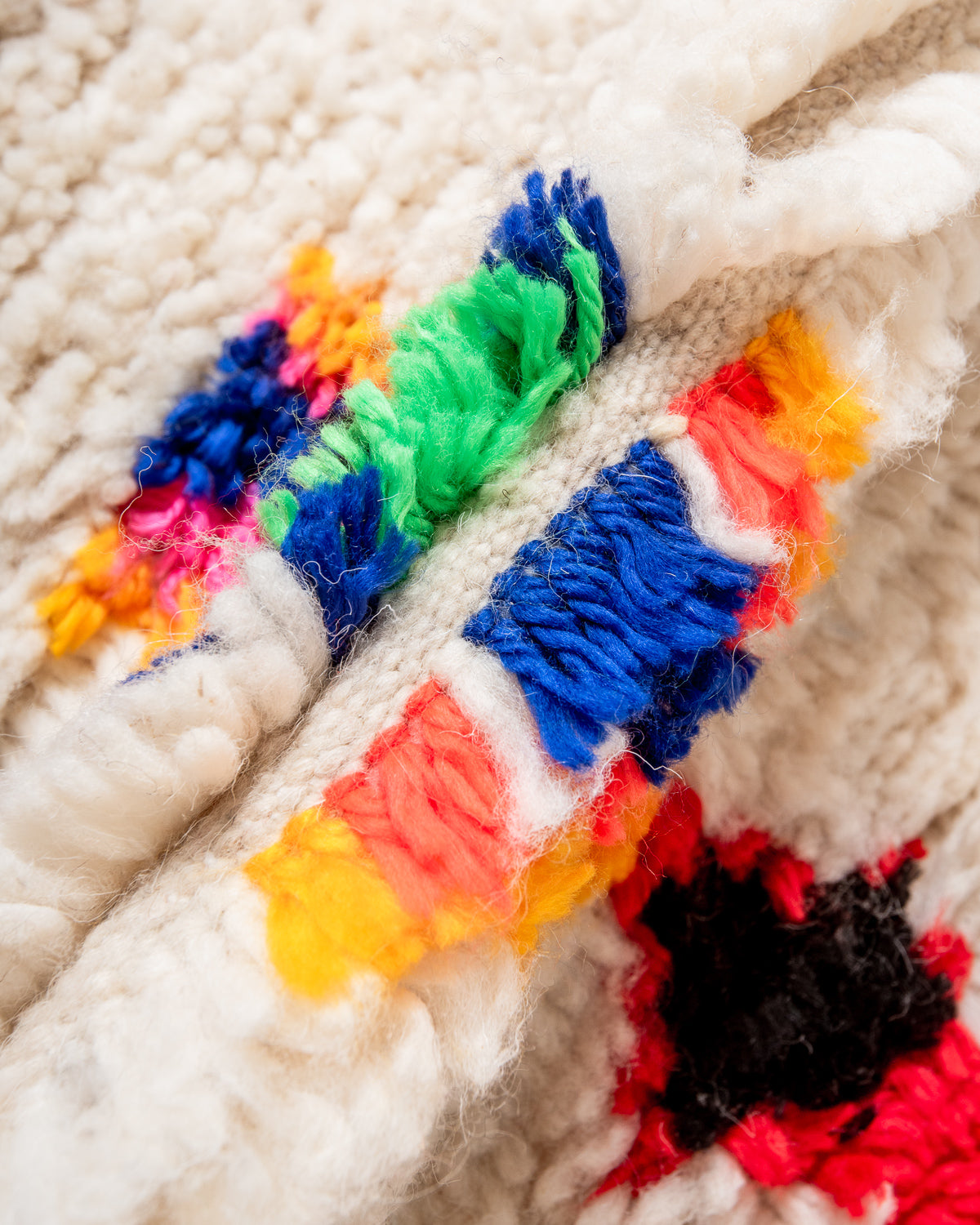 Modern designer handcrafted Berber rug from Morocco. Azilal rug with beautiful colors and patterns. Made of sheep’s wool and colourful cotton.