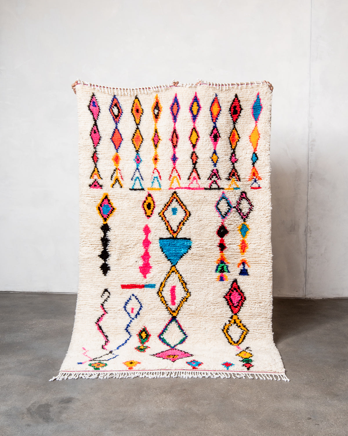 Modern designer handcrafted Berber rug from Morocco. Azilal rug with beautiful colors and patterns. Made of sheep’s wool and colourful cotton.