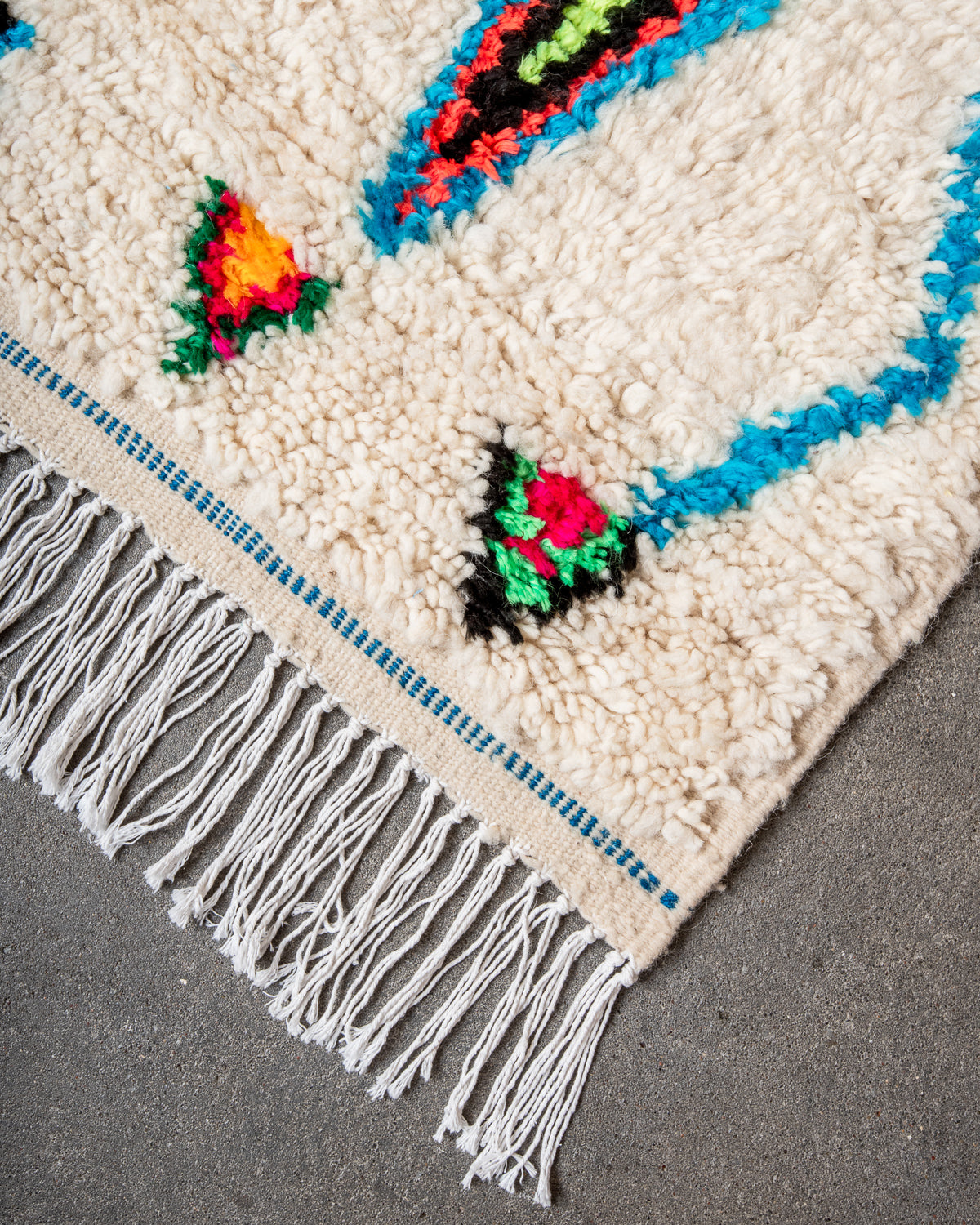 Modern designer handcrafted Berber rug from Morocco. Azilal rug with beautiful colors and patterns. Made of sheep’s wool and colourful cotton.