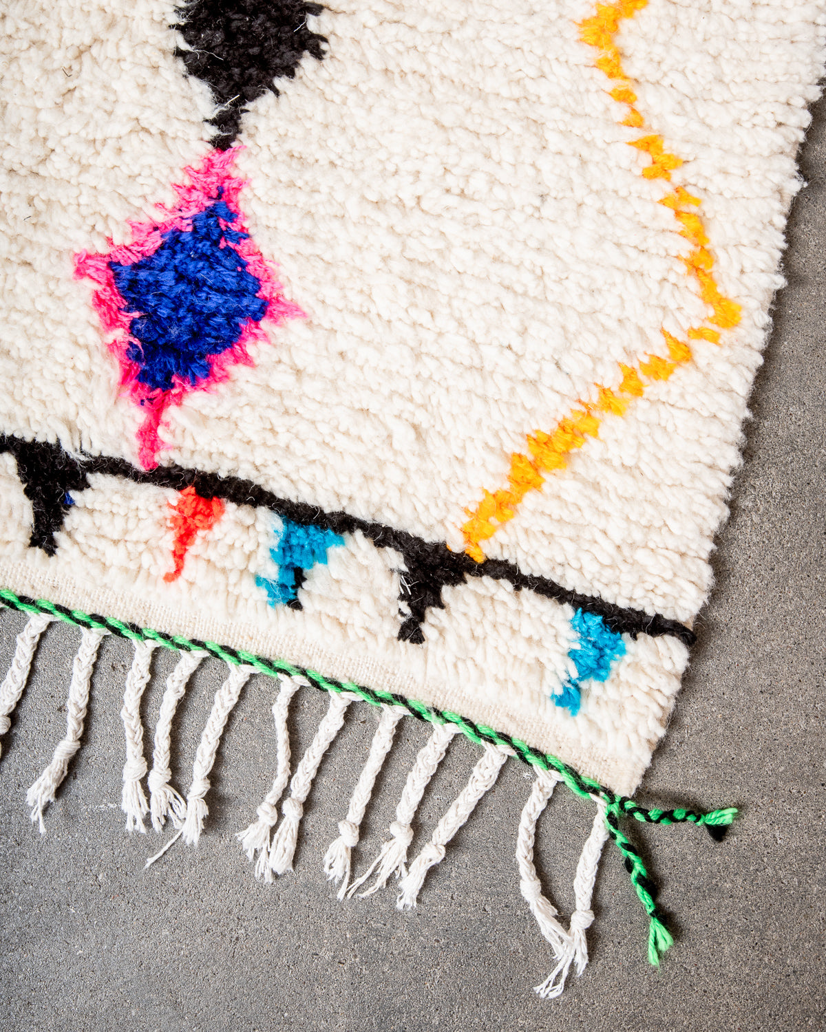 Modern designer handcrafted Berber rug from Morocco. Azilal rug with beautiful colors and patterns. Made of sheep’s wool and colourful cotton.