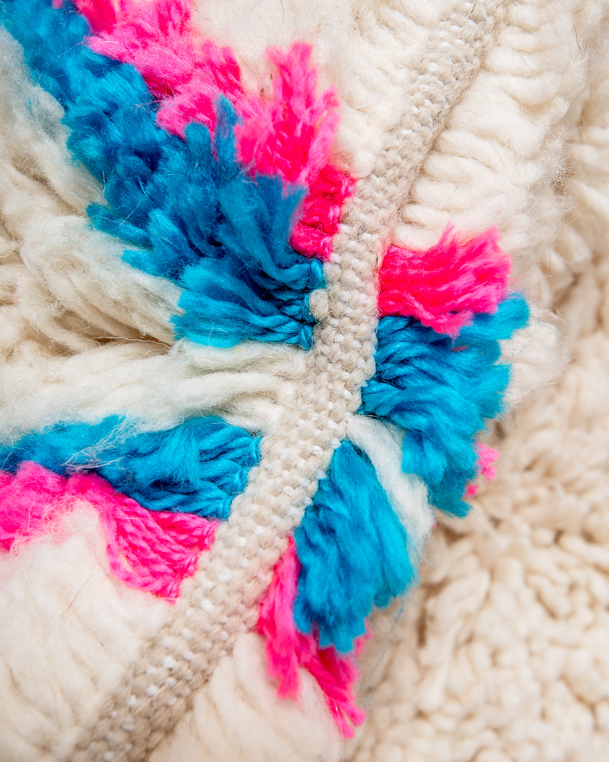 Modern designer handcrafted Berber rug from Morocco. Azilal rug with beautiful colors and patterns. Made of sheep’s wool and colourful cotton.