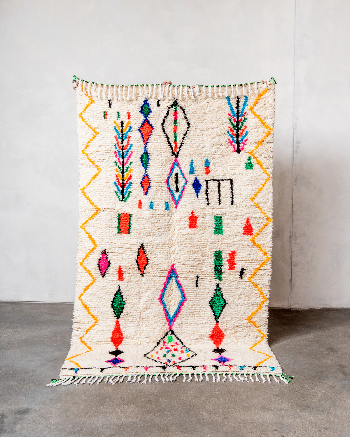 Modern designer handcrafted Berber rug from Morocco. Azilal rug with beautiful colors and patterns. Made of sheep’s wool and colourful cotton.