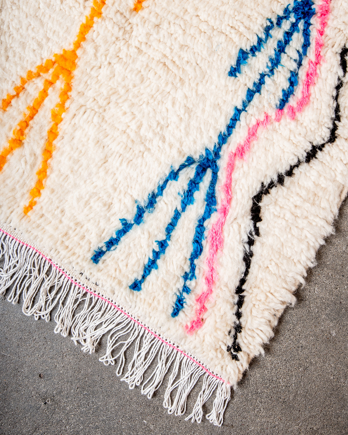 Modern designer handcrafted Berber rug from Morocco. Azilal rug with beautiful colors and patterns. Made of sheep’s wool and colourful cotton.