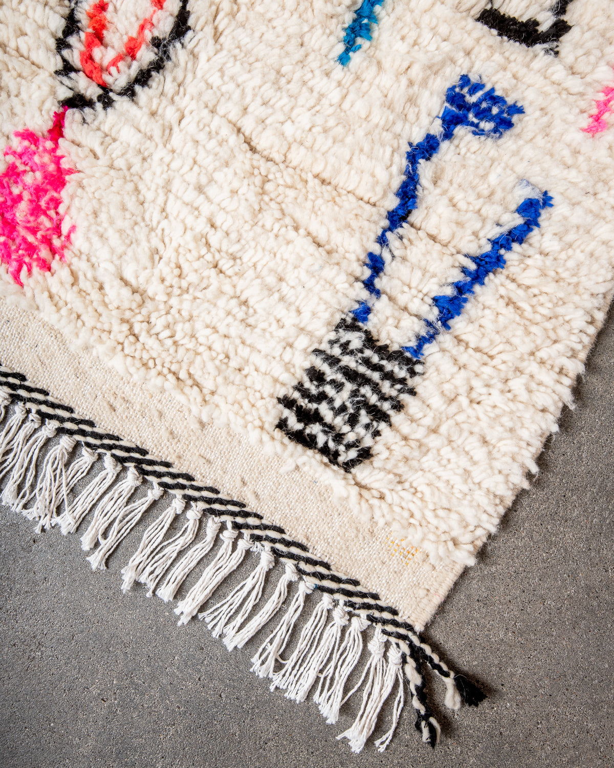 Modern designer handcrafted Berber rug from Morocco. Azilal rug with beautiful colors and patterns. Made of sheep’s wool and colourful cotton.