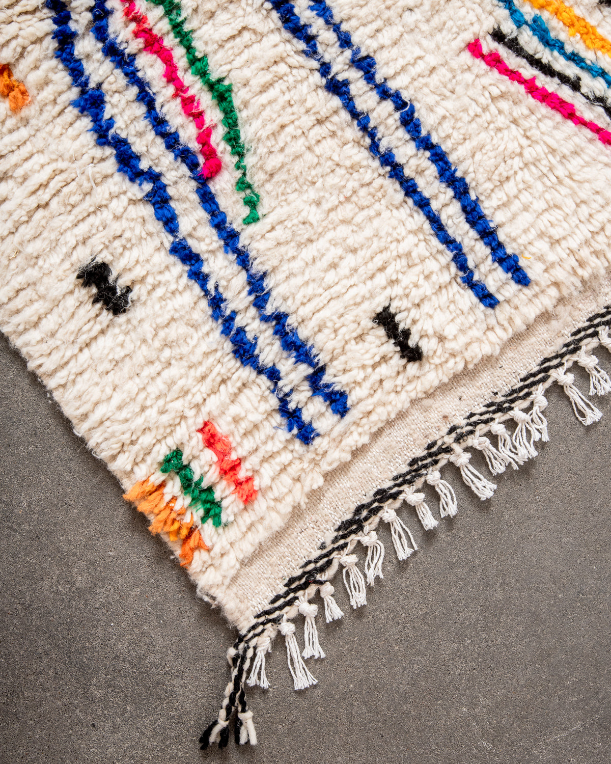 Modern designer handcrafted Berber rug from Morocco. Azilal rug with beautiful colors and patterns. Made of sheep’s wool and colourful cotton.