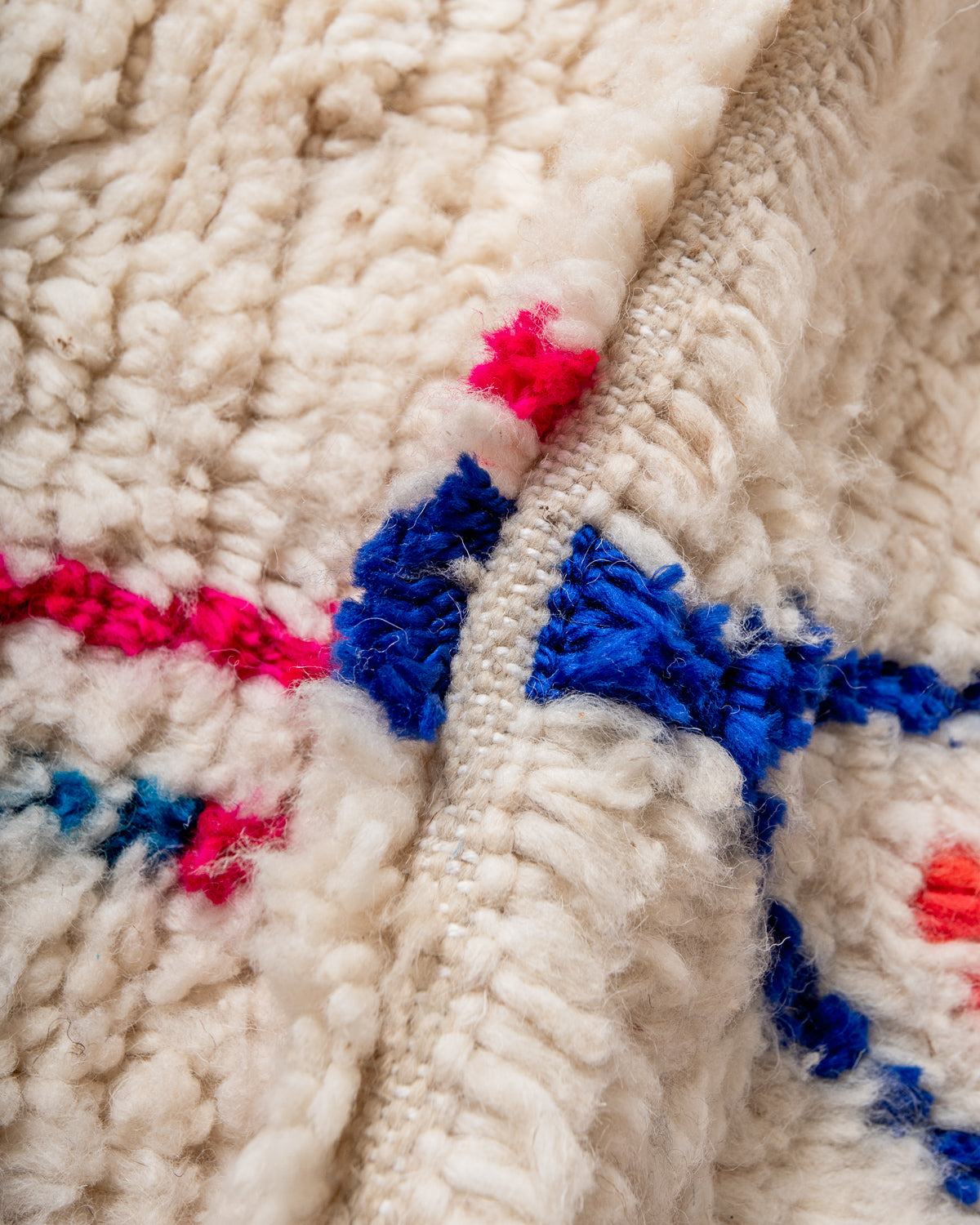 Modern designer handcrafted Berber rug from Morocco. Azilal rug with beautiful colors and patterns. Made of sheep’s wool and colourful cotton.