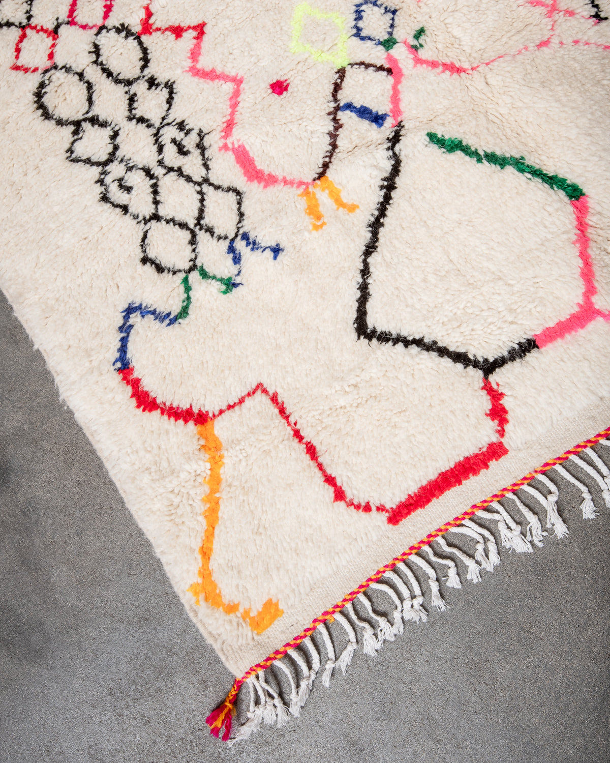 Modern designer handcrafted Berber rug from Morocco. Azilal rug with beautiful colors and patterns. Made of sheep’s wool and colourful cotton.