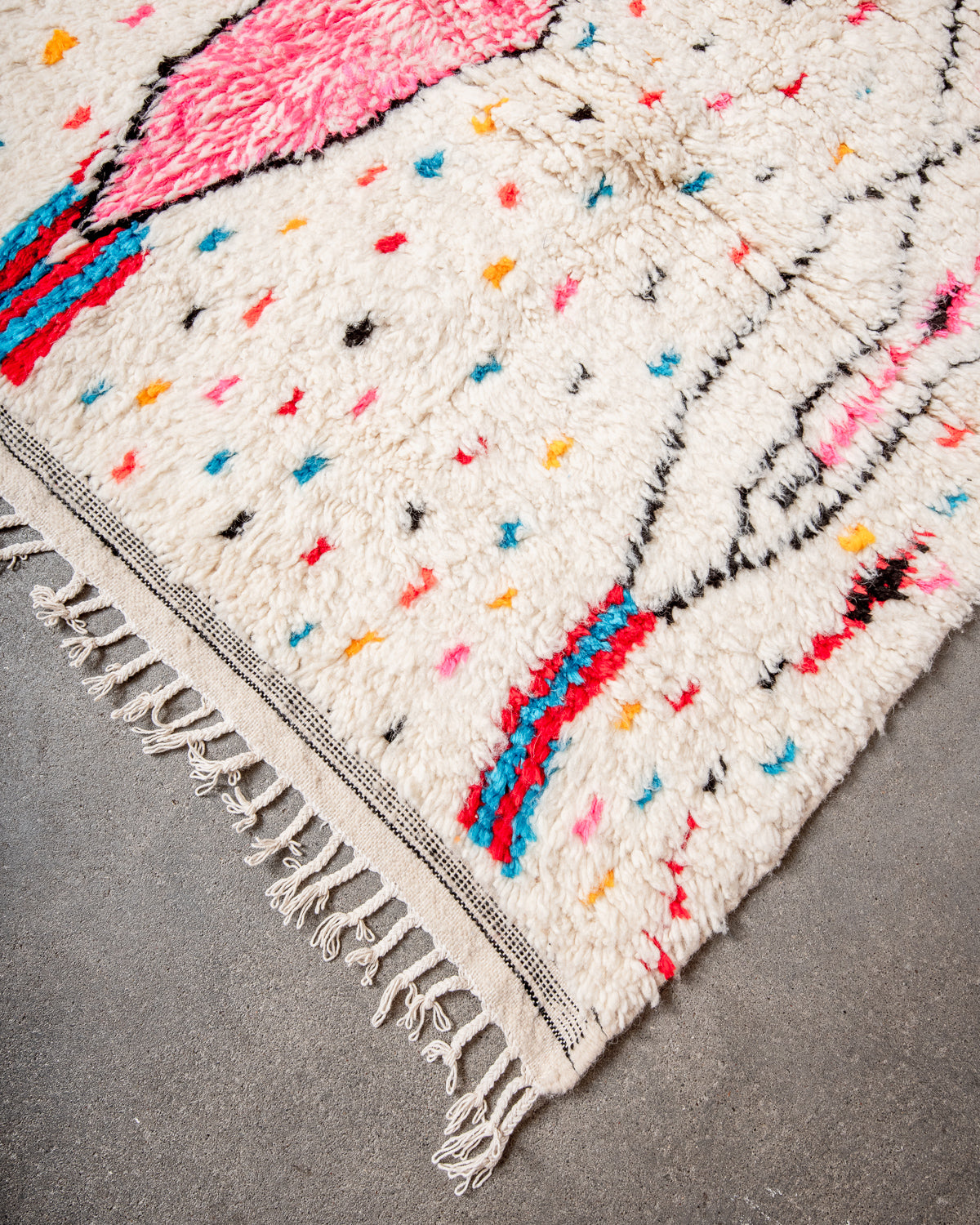 Modern designer handcrafted Berber rug from Morocco. Azilal rug with beautiful colors and patterns. Made of sheep’s wool and colourful cotton.