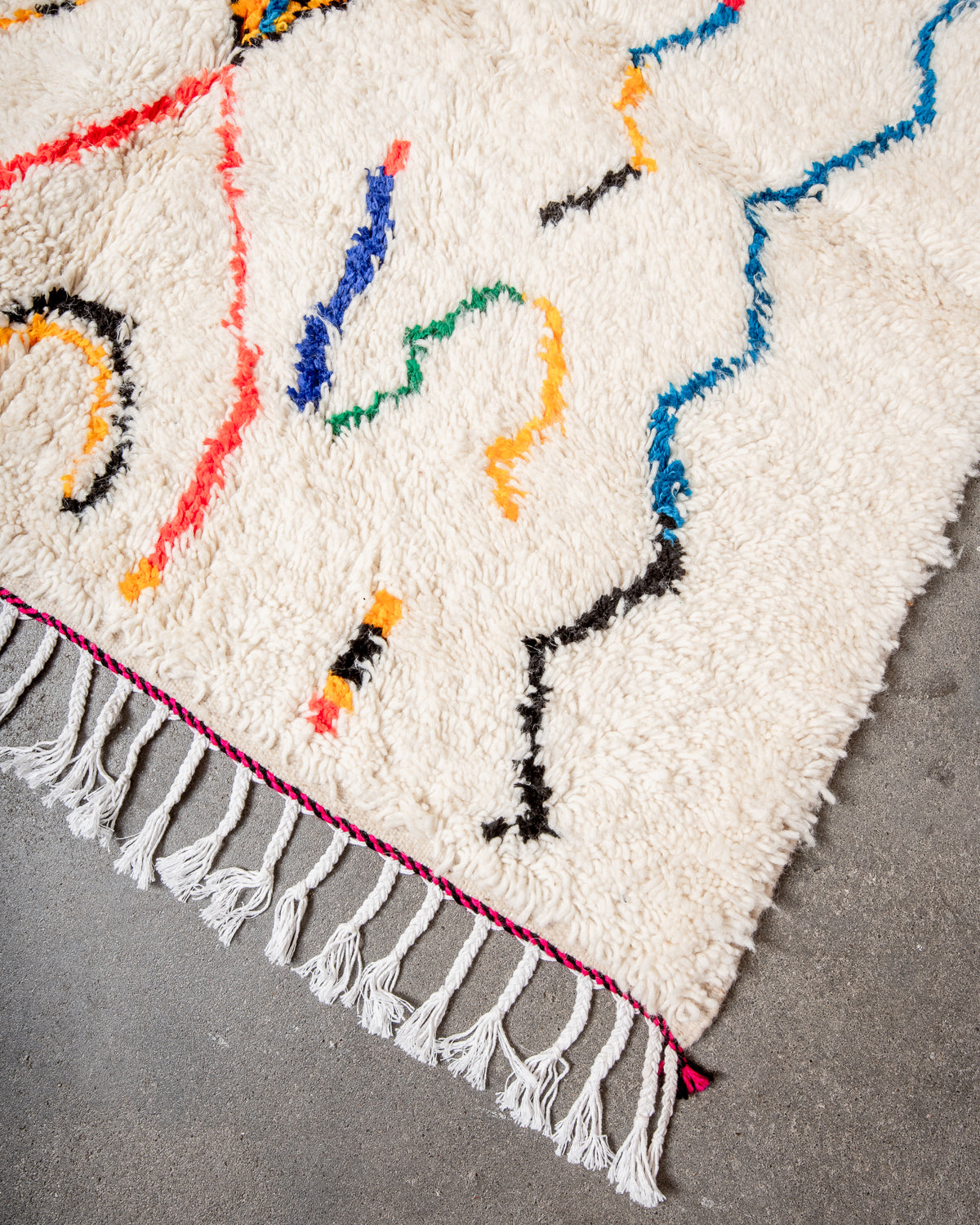 Modern designer handcrafted Berber rug from Morocco. Azilal rug with beautiful colors and patterns. Made of sheep’s wool and colourful cotton.