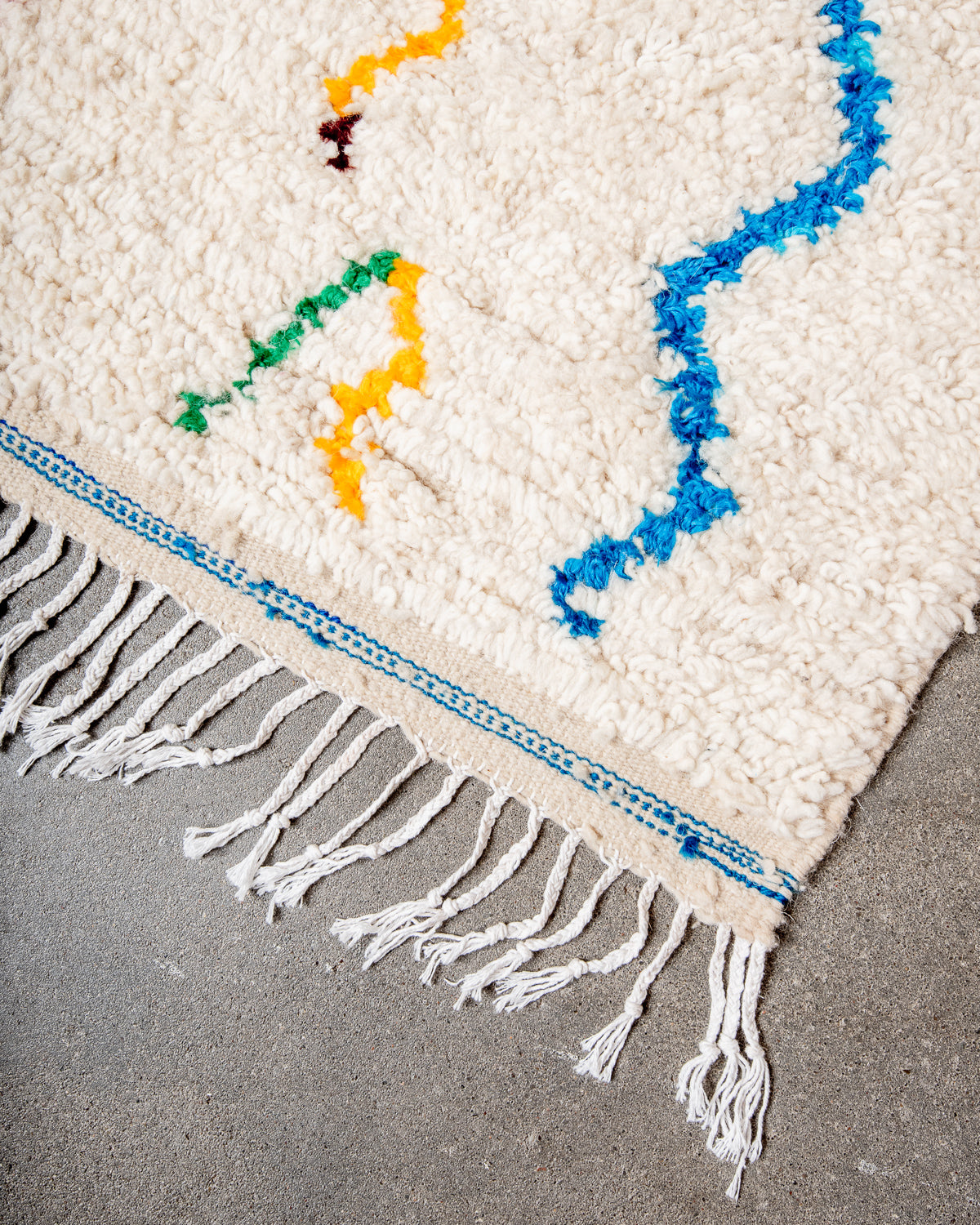 Modern designer handcrafted Berber rug from Morocco. Azilal rug with beautiful colors and patterns. Made of sheep’s wool and colourful cotton.