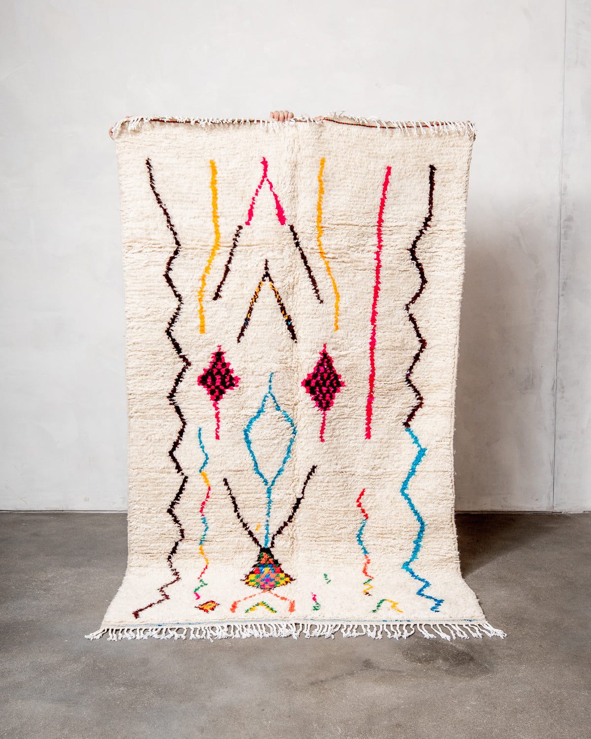 Modern designer handcrafted Berber rug from Morocco. Azilal rug with beautiful colors and patterns. Made of sheep’s wool and colourful cotton.