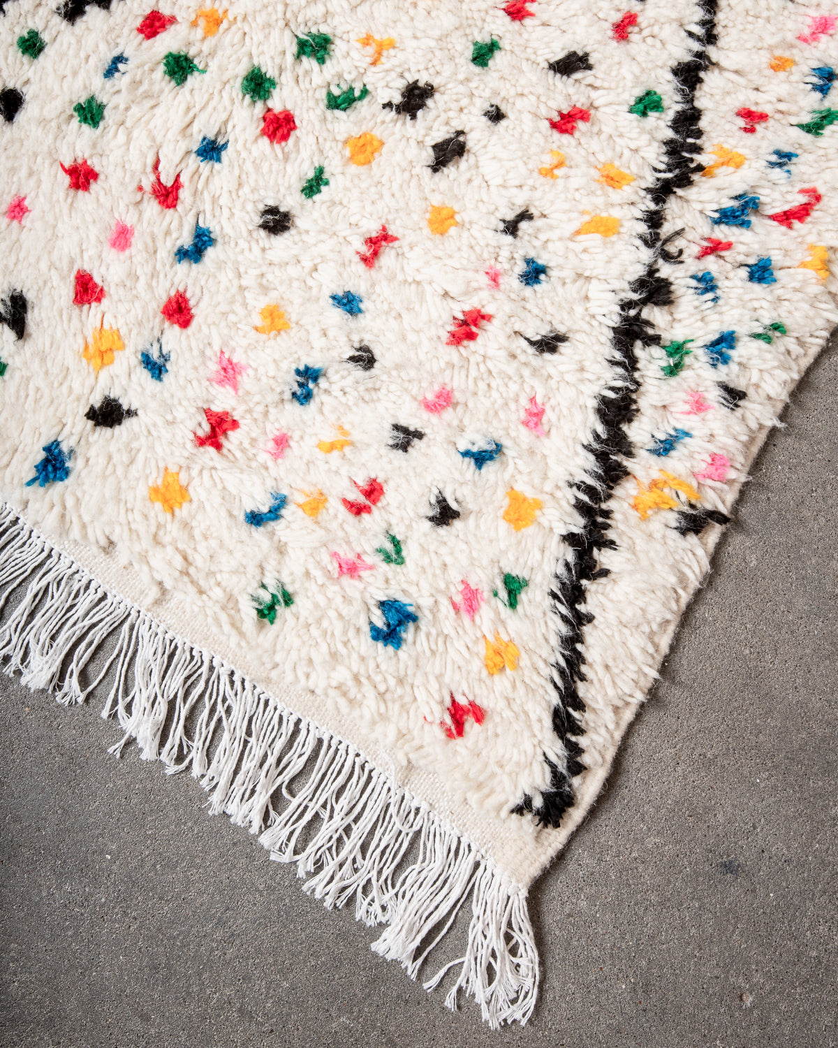 Modern designer handcrafted Berber rug from Morocco. Azilal rug with beautiful colors and patterns. Made of sheep’s wool and colourful cotton.