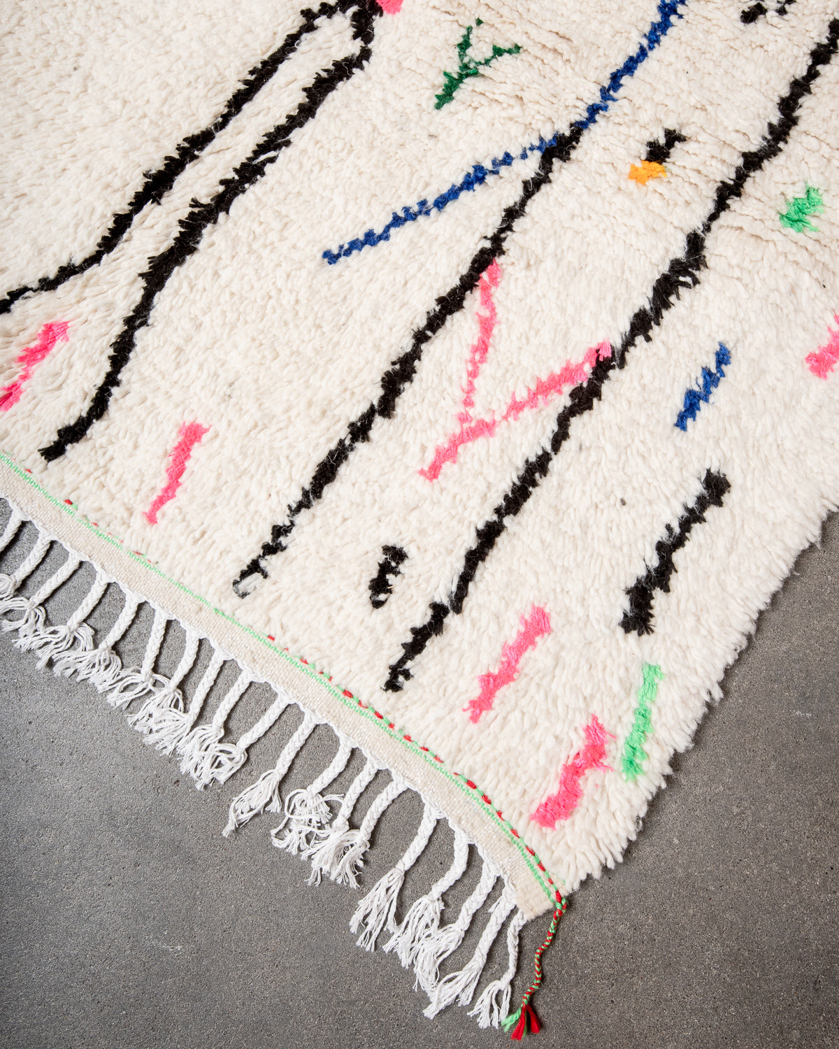 Modern designer handcrafted Berber rug from Morocco. Azilal rug with beautiful colors and patterns. Made of sheep’s wool and colourful cotton.