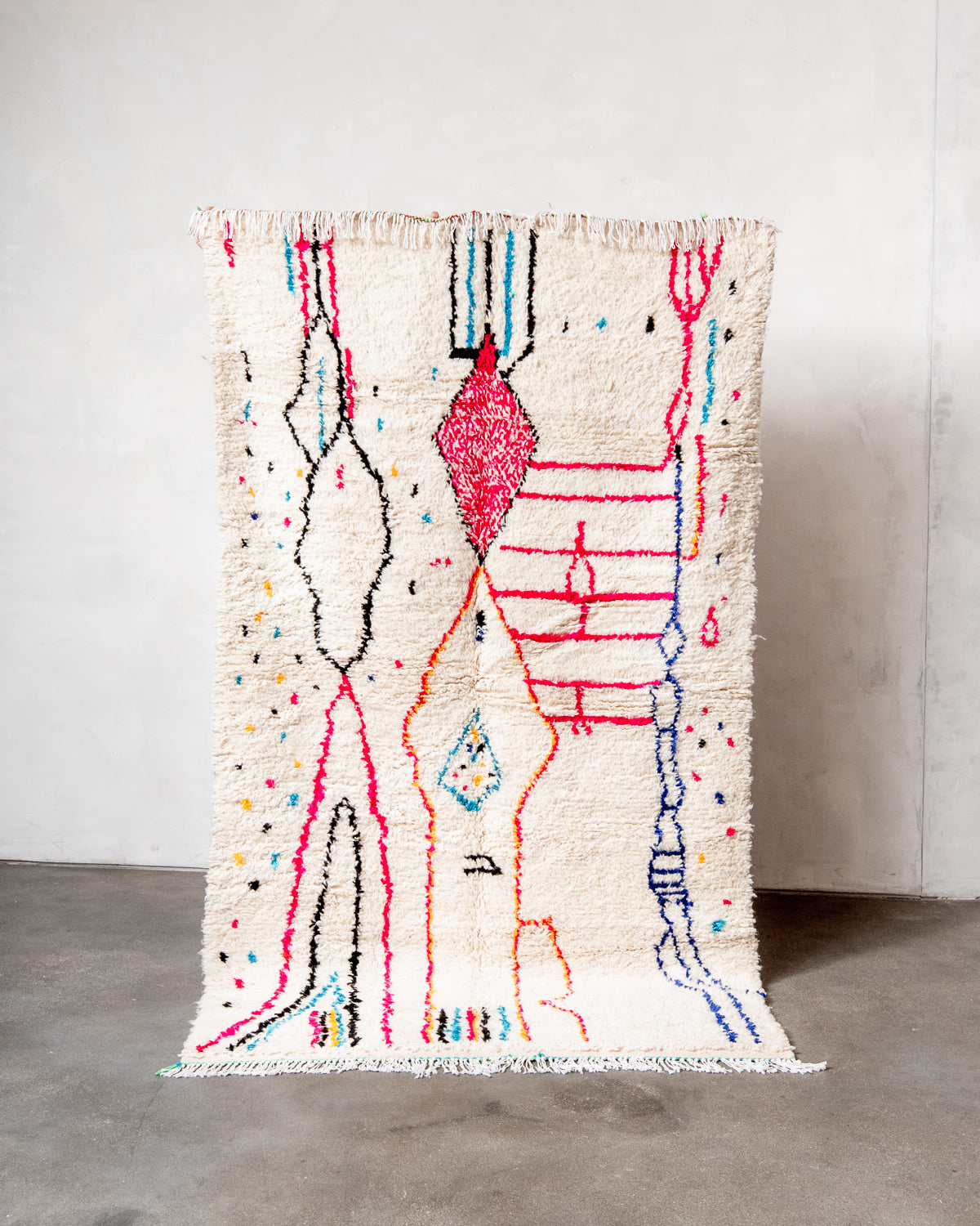 Modern designer handcrafted Berber rug from Morocco. Azilal rug with beautiful colors and patterns. Made of sheep’s wool and colourful cotton.