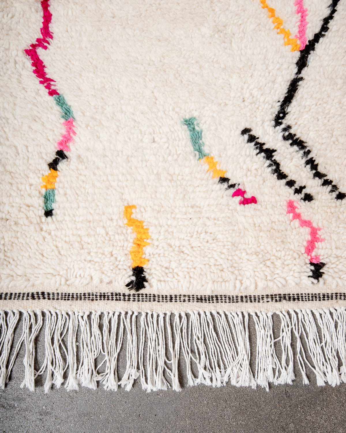 Modern designer handcrafted Berber rug from Morocco. Azilal rug with beautiful colors and patterns. Made of sheep’s wool and colourful cotton.