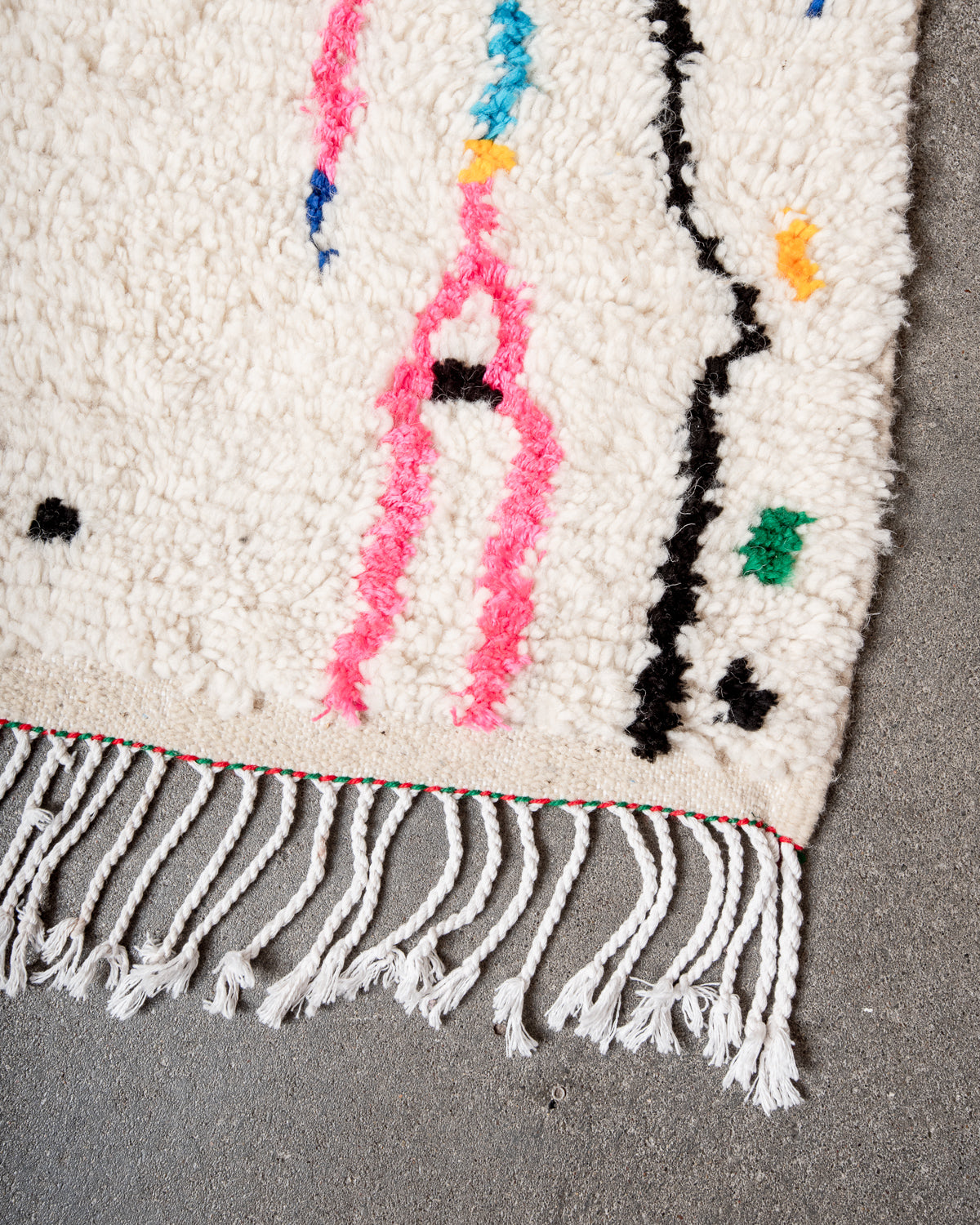 Modern designer handcrafted Berber rug from Morocco. Azilal rug with beautiful colors and patterns. Made of sheep’s wool and colourful cotton.