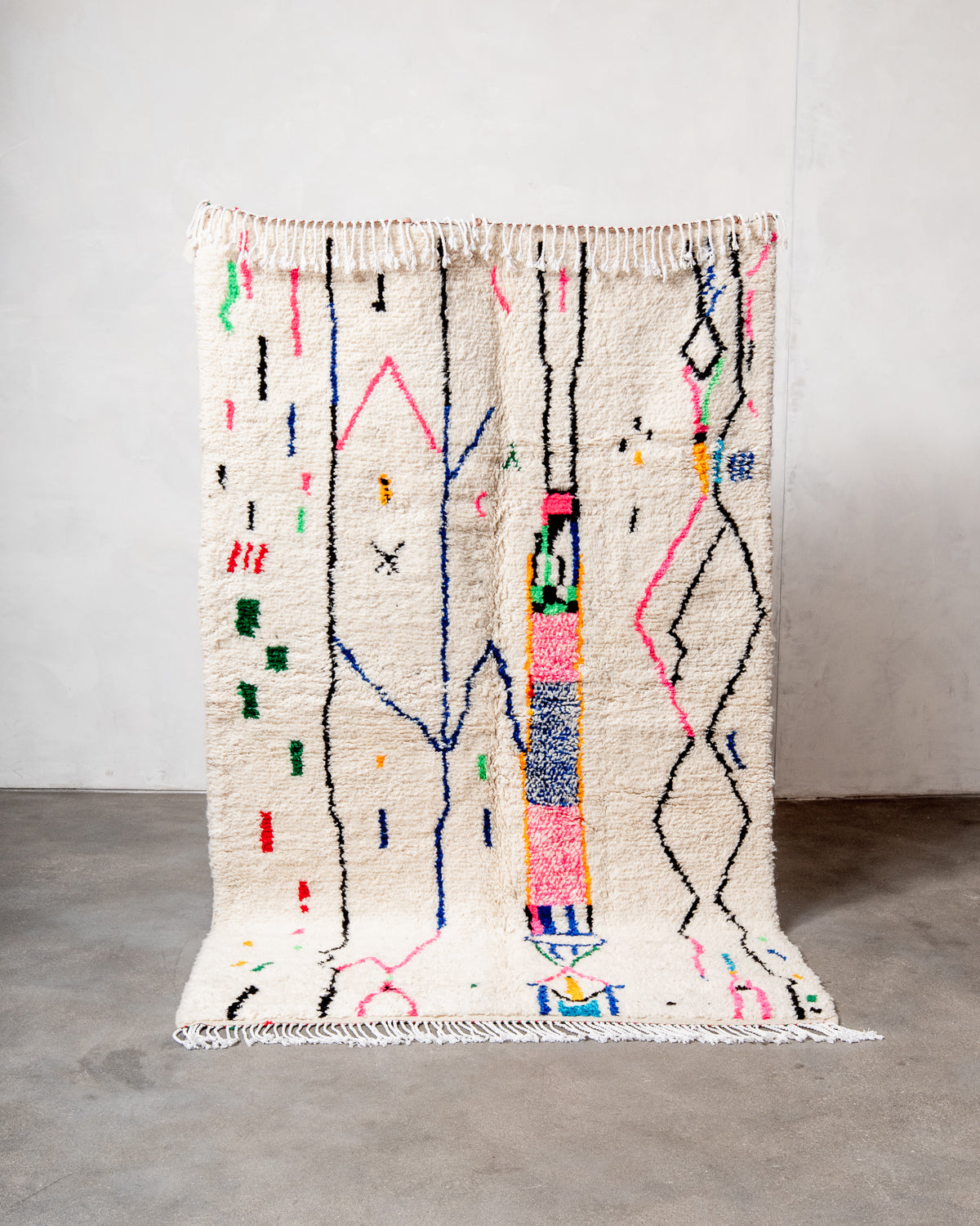 Modern designer handcrafted Berber rug from Morocco. Azilal rug with beautiful colors and patterns. Made of sheep’s wool and colourful cotton.