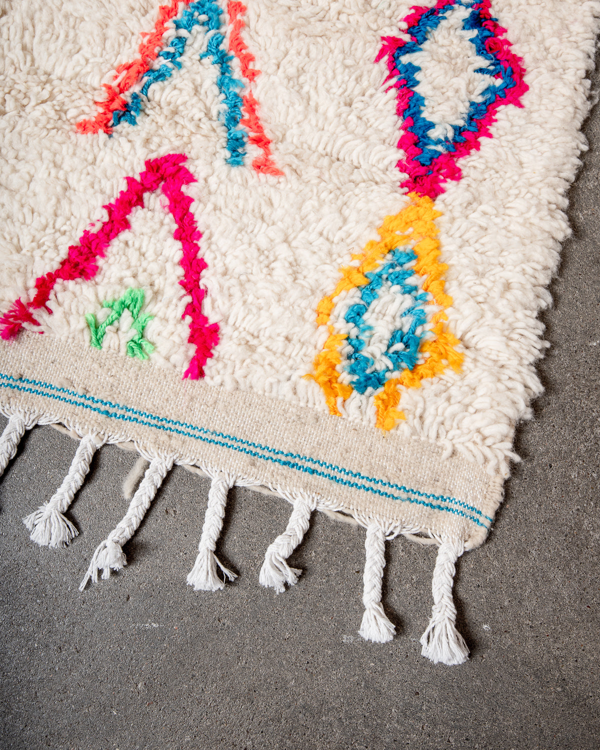 Modern designer handcrafted Berber rug from Morocco. Azilal rug with beautiful colors and patterns. Made of sheep’s wool and colourful cotton.