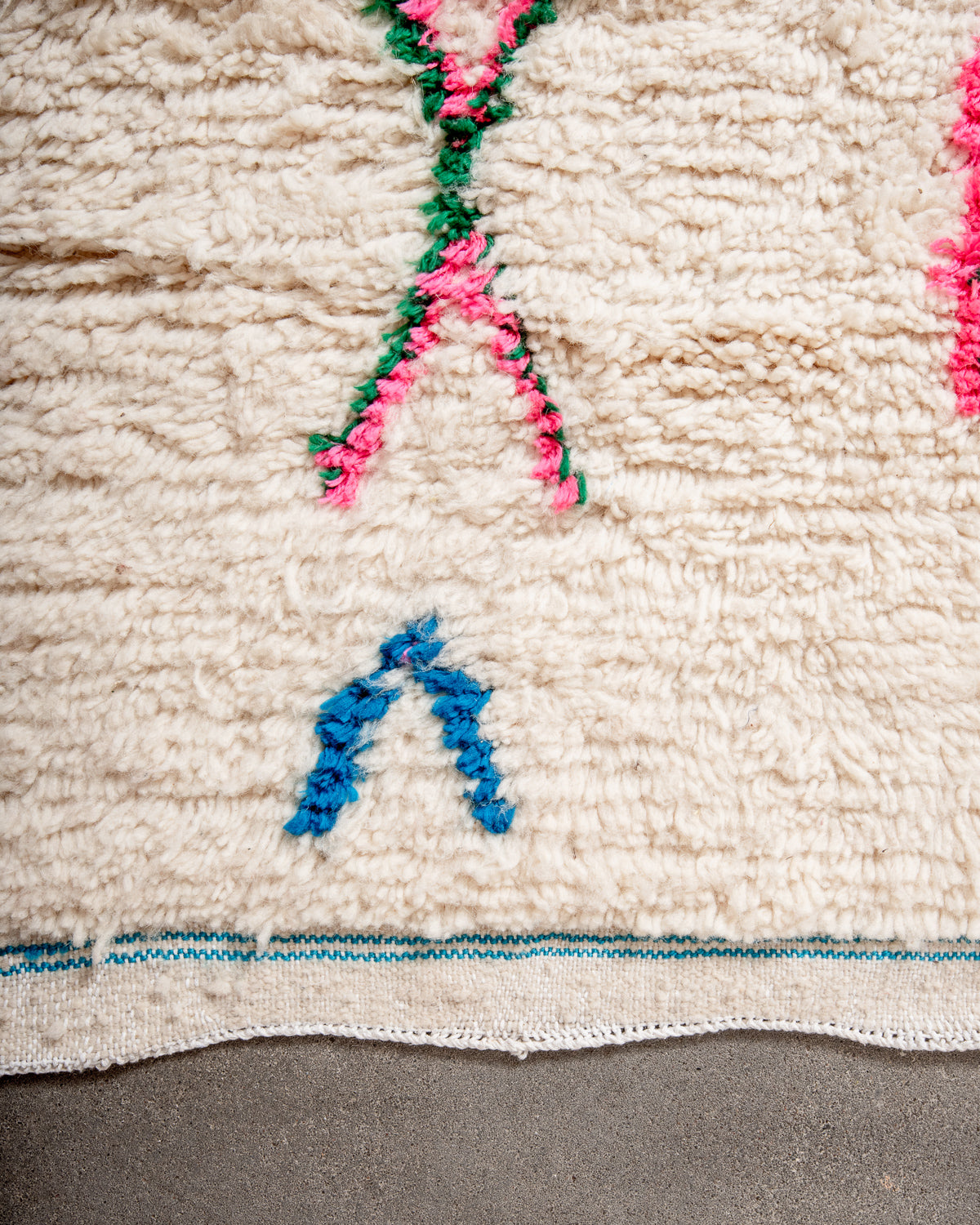 Modern designer handcrafted Berber rug from Morocco. Azilal rug with beautiful colors and patterns. Made of sheep’s wool and colourful cotton.