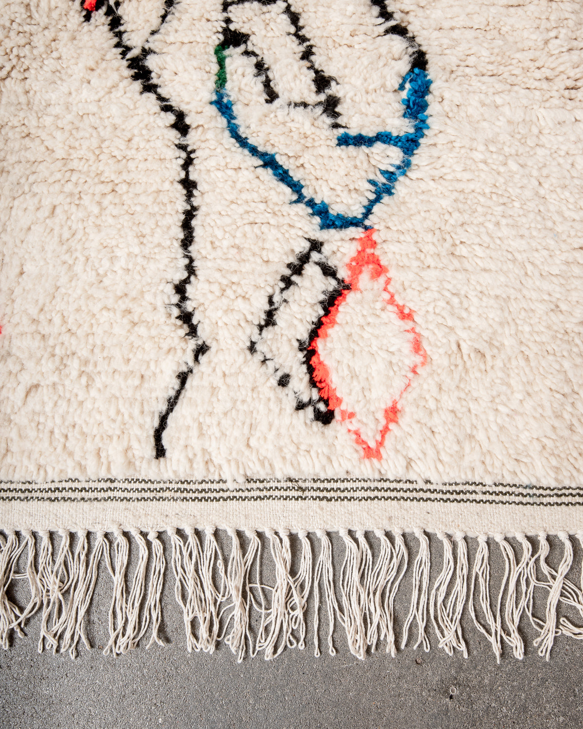 Modern designer handcrafted Berber rug from Morocco. Azilal rug with beautiful colors and patterns. Made of sheep’s wool and colourful cotton.